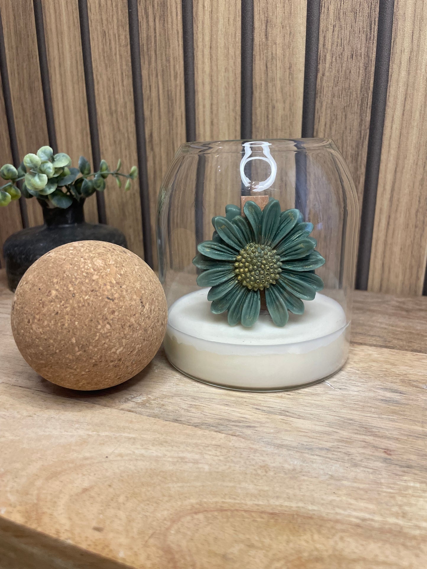 Décoration et cadeau bougie parfumée à personnaliser. Cire végétal et fragrances de Grasse. Bougie artisanale. Cadeaux, invités,
cérémonies et événements. Plaisir d’offrir. Objets déco. Monoï, madeleine pomme d’amour vanille linge propre. Couleurs aux choix. Marguerites
Pot en verre avec bouchon liège rond