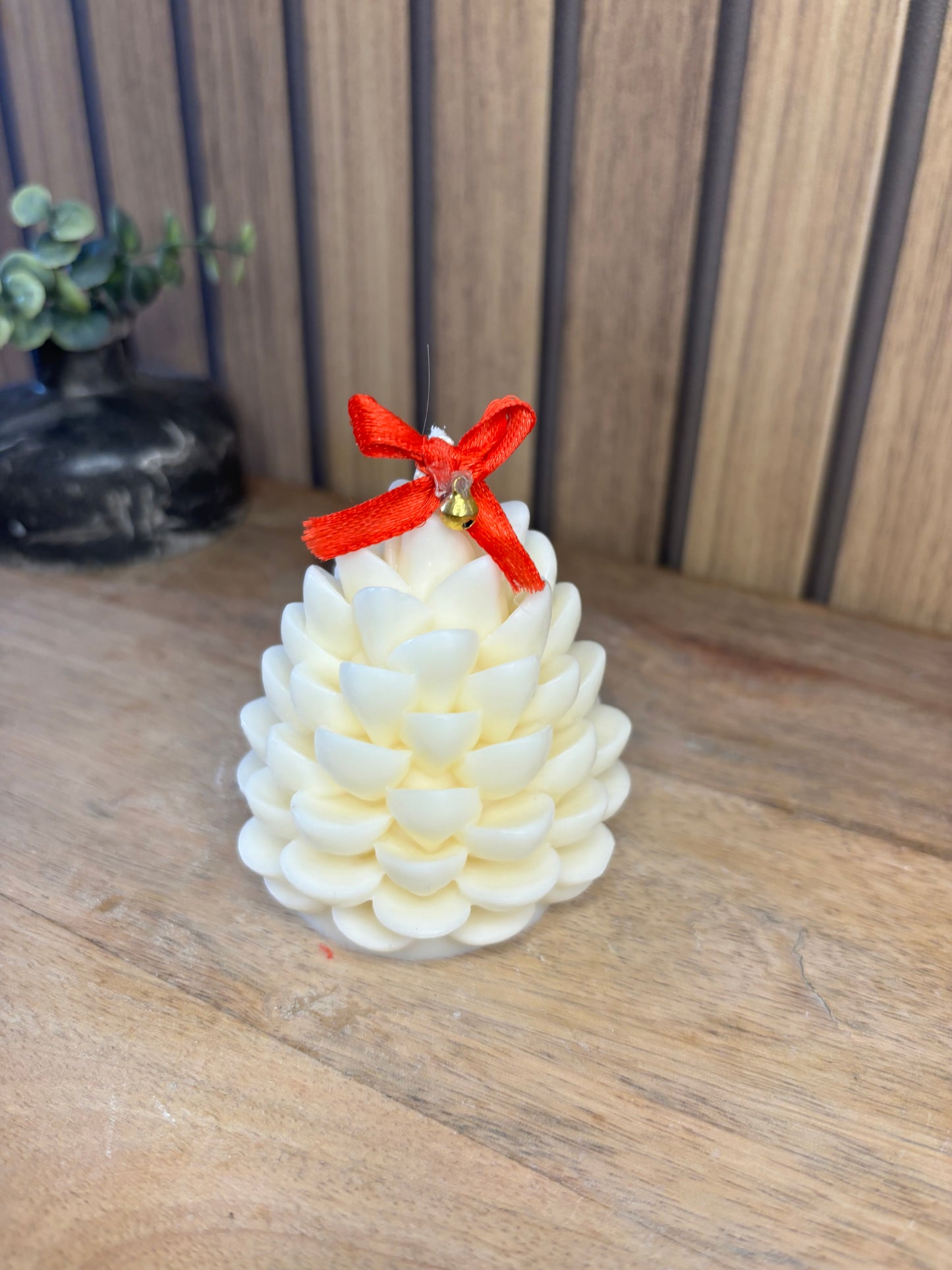 Bougie. Décoration de Noël. Idée cadeau. Sapin. Père Noël. Pomme de pin. Aiguilles de sapin. Baies.  Artisanat. Artisan. Petit créateur. Noeud rouge