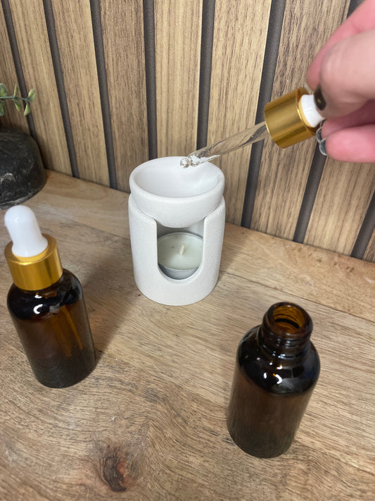 Huile parfumée. Parfum d’intérieur. Parfumer votre maison. Senteurs. Expérience olfactive. Huile végétale et parfum Français de Grasse. Brûle parfum. Artisanat. Flacon compte-gouttes en verre.
