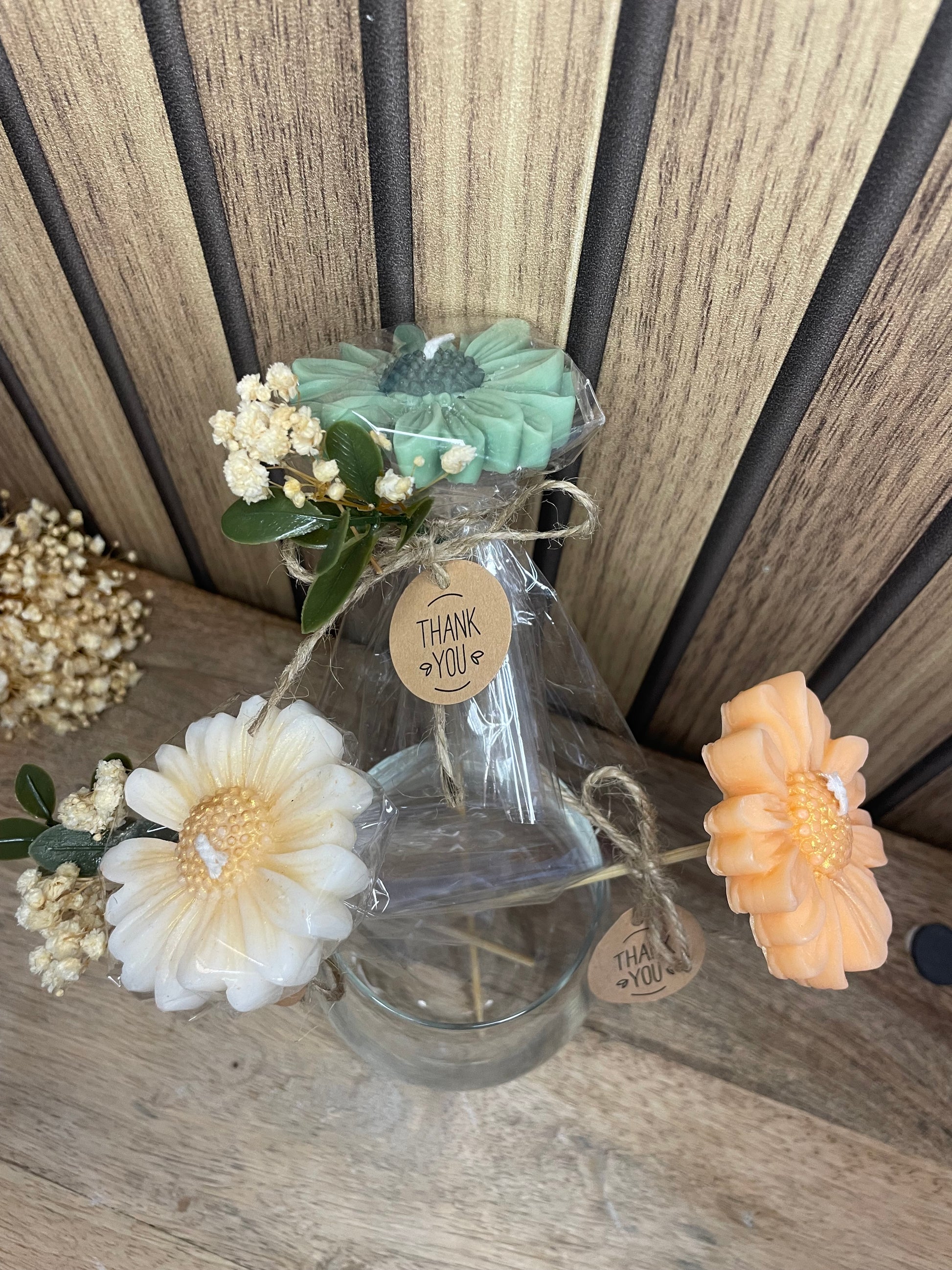 Décoration et cadeau bougie parfumée marguerite à personnaliser. Cire végétal et fragrances de Grasse. Bougie artisanale. Cadeaux invités cérémonies et événements. Mariage baptême anniversaire communion. Plaisir d’offrir