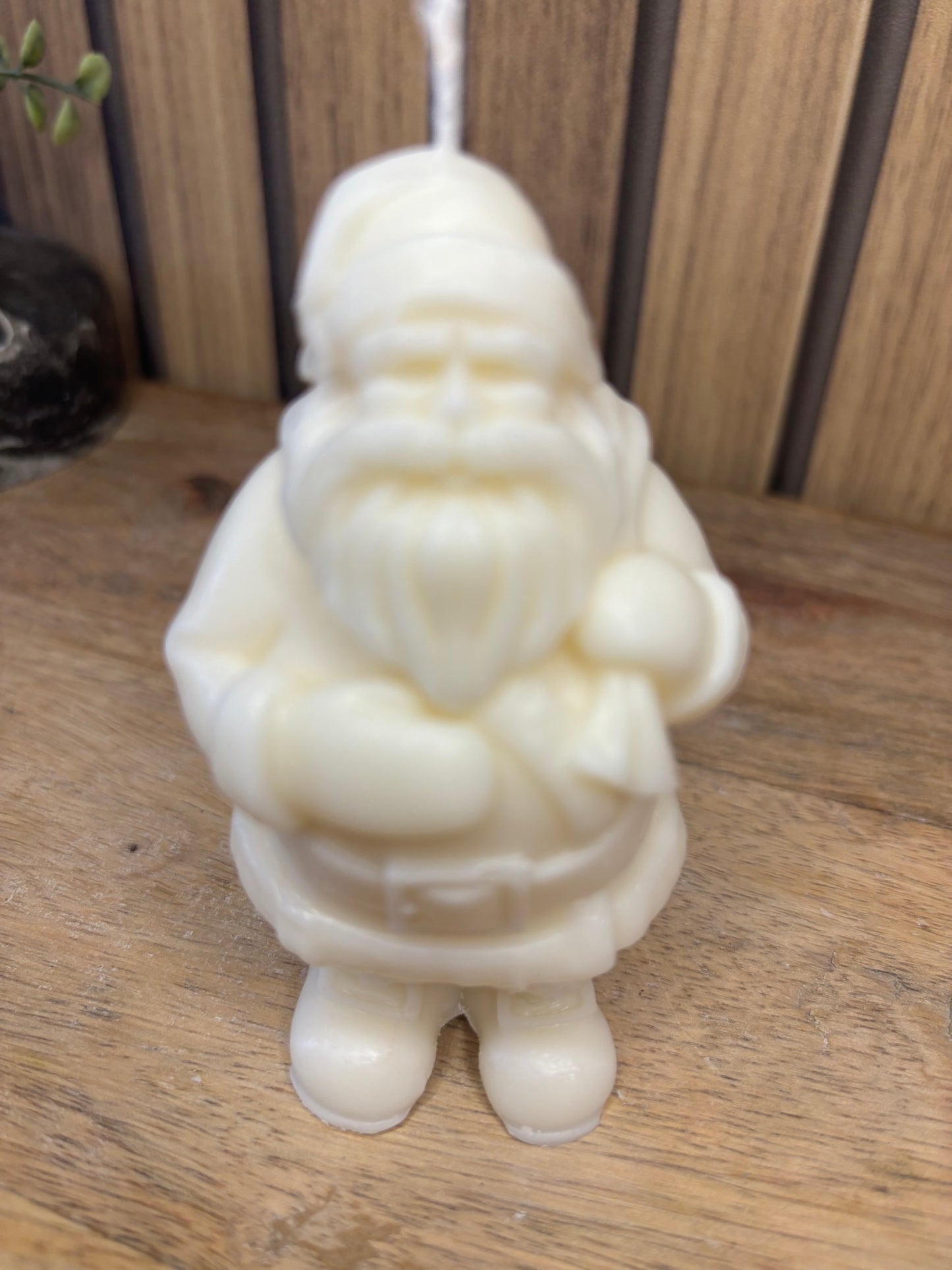 Bougie. Décoration de Noël. Idée cadeau. Sapin. Père Noël. Pomme de pin. Aiguilles de sapin. Baies.  Artisanat. Artisan. Petit créateur.