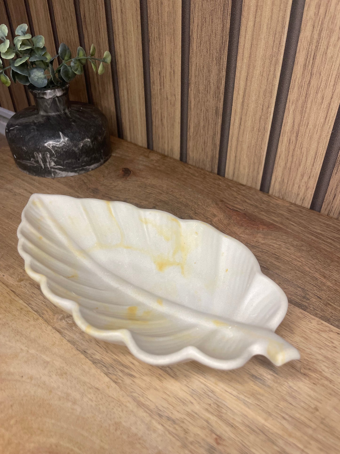 Vide poche feuille. Déco. Objets déco. A personnaliser. Tendance. Déposez vos bijoux, vos clés, vos pièces de monnaies. Maison. Poudre de moulage écologique. Artisan Français. Fait main. Cadeaux. Vous pouvez y faire fondre vos bougies.