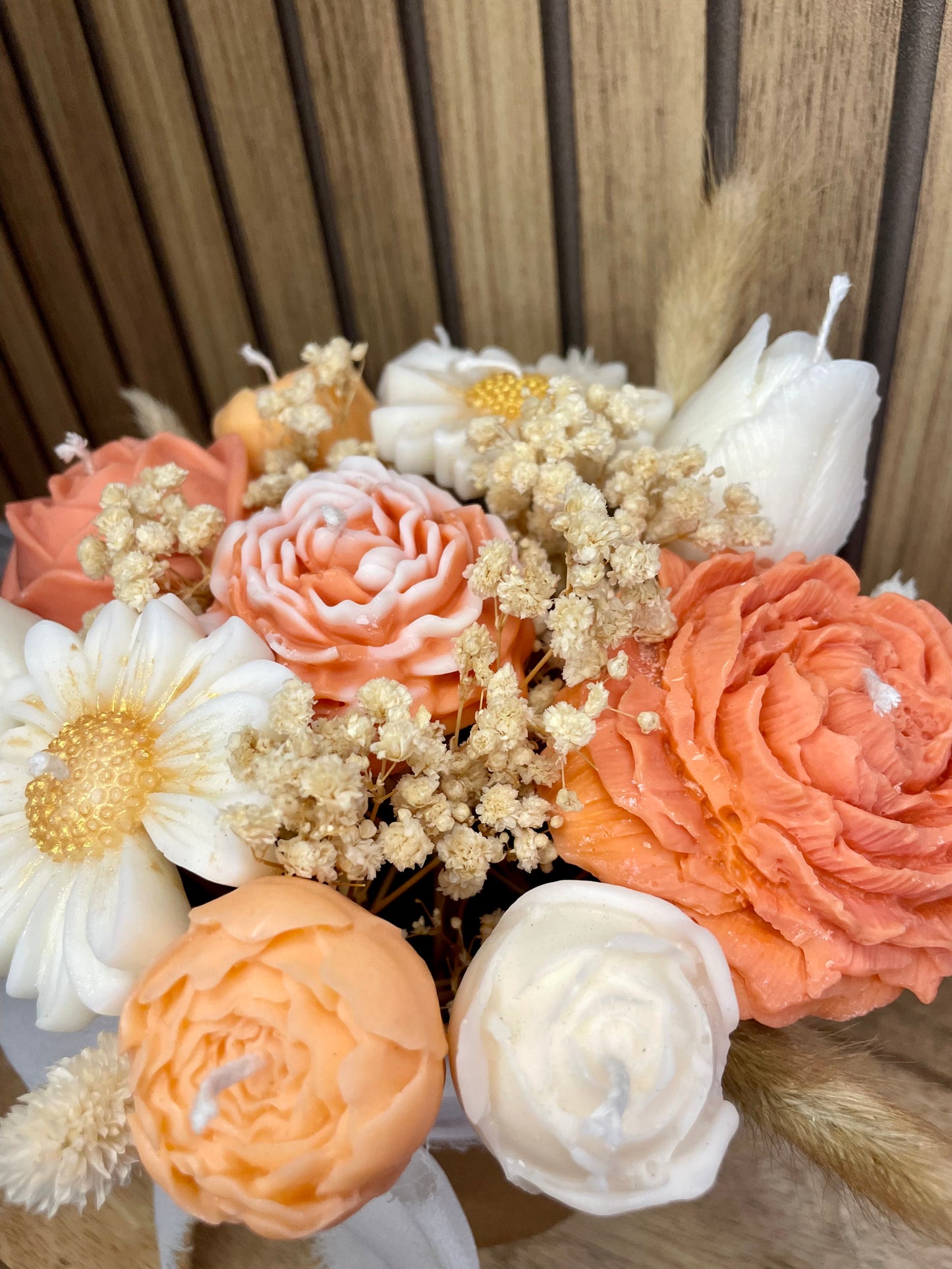 Bouquet de bougies parfumées. Fleurs pivoine rose tulipe marguerite et fleurs séchées. Fabrication artisanale fait main. Cire végétal et parfum de Grasse. Bougie artisanale. Cadeaux fêtes événements et cérémonies. Boîte à fleurs