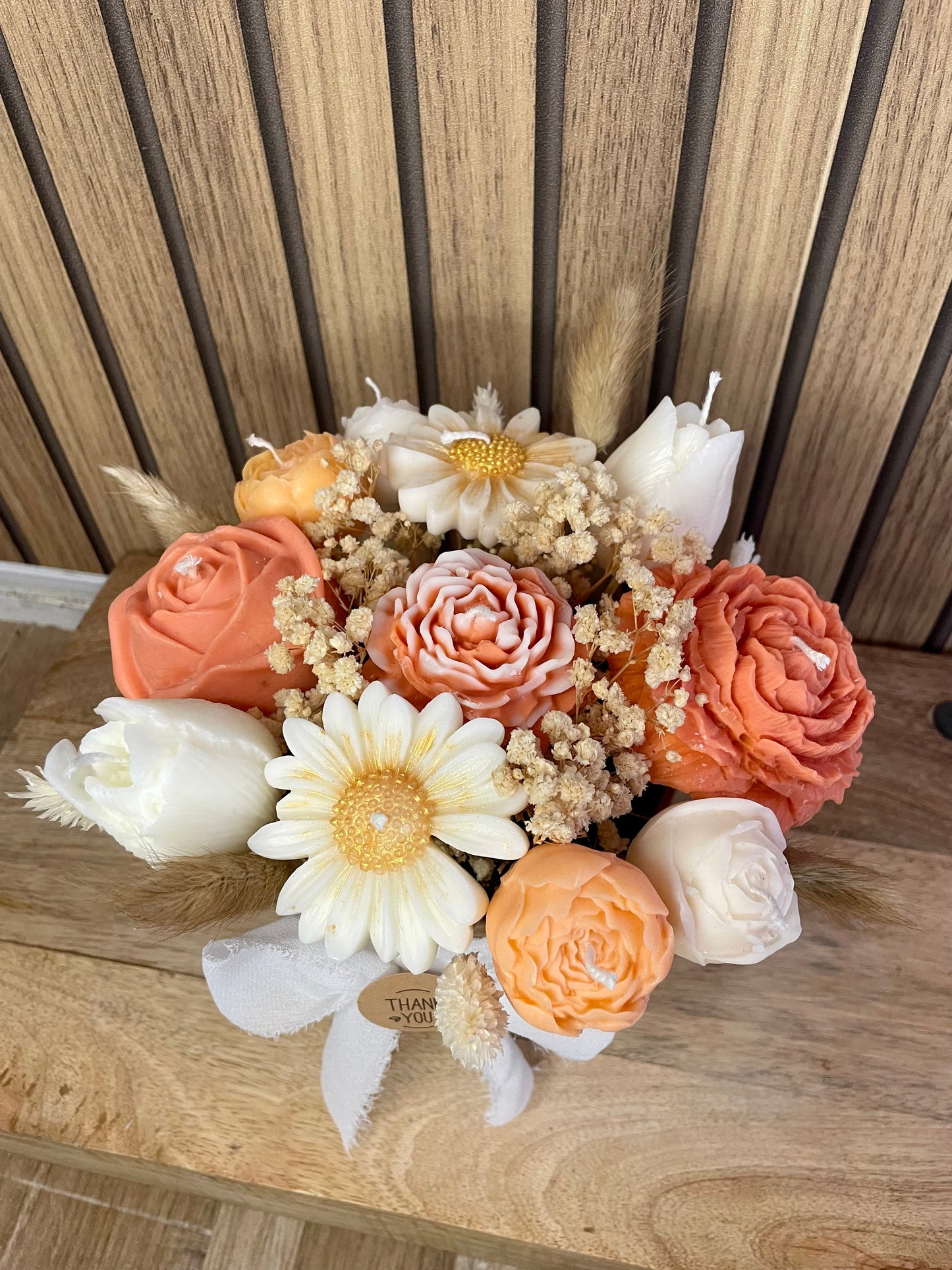 Bouquet de bougies parfumées. Fleurs pivoine rose tulipe marguerite et fleurs séchées. Fabrication artisanale fait main. Cire végétal et parfum de Grasse. Bougie artisanale. Cadeaux fêtes événements et cérémonies. Boîte à fleurs