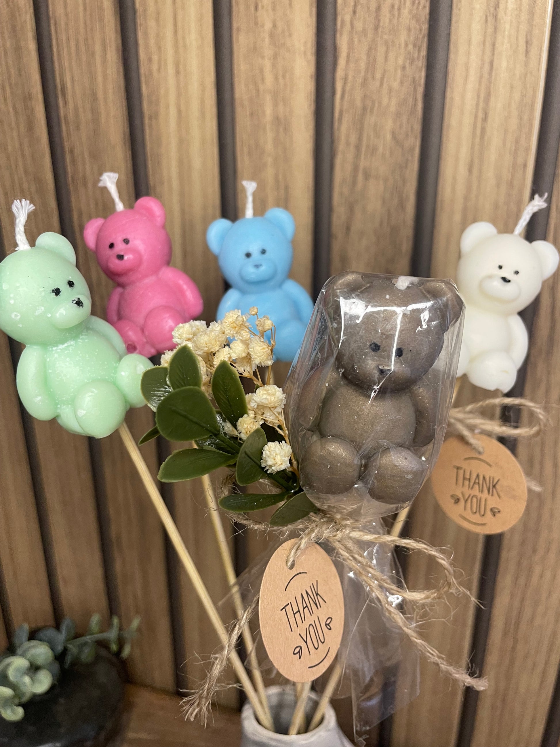 Décoration et cadeau bougie nounours parfumée sur tige à personnaliser. Cire végétal et fragrances de Grasse. Bougie artisanale. Cadeaux invités cérémonies et événements. Mariage baptême anniversaire communion. Plaisir d’offrir événement cérémonie cadeaux invités fleurs séchées. Petit ours