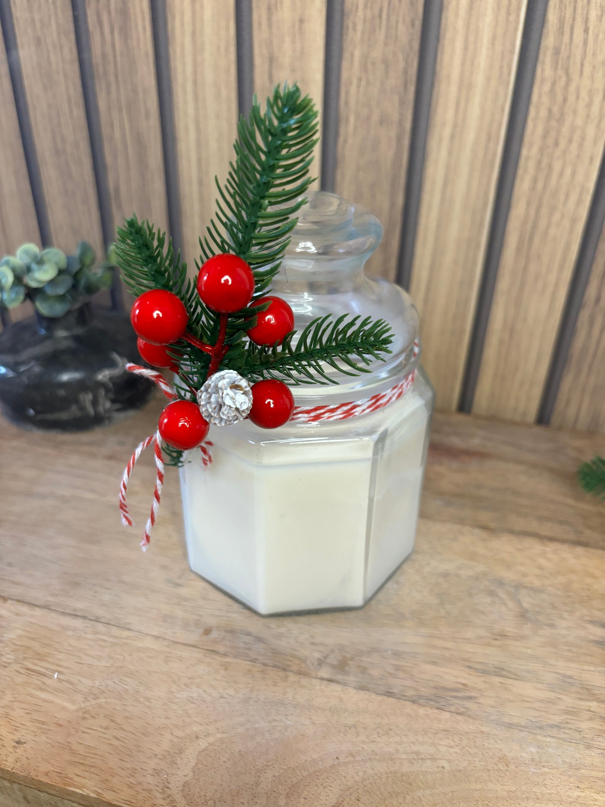 Bougie. Décoration de Noël. Idée cadeau. Sapin. Père Noël. Pomme de pin. Aiguilles de sapin. Baies.  Artisanat. Artisan. Petit créateur.