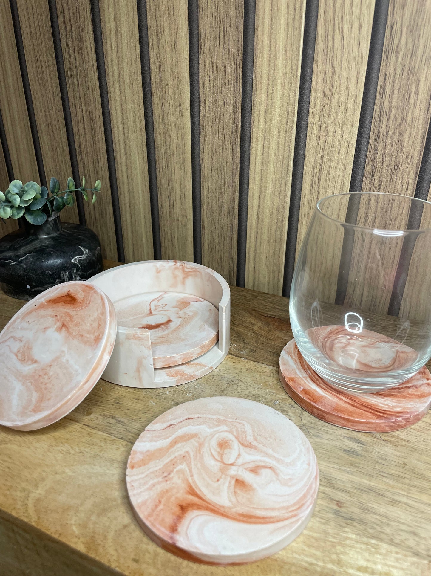Dessous de verres. Effet marbre. Cocktails. Apéro. Verres. Socle de rangements. Invités. Vaisselles. Accessoires maison.
A personnaliser