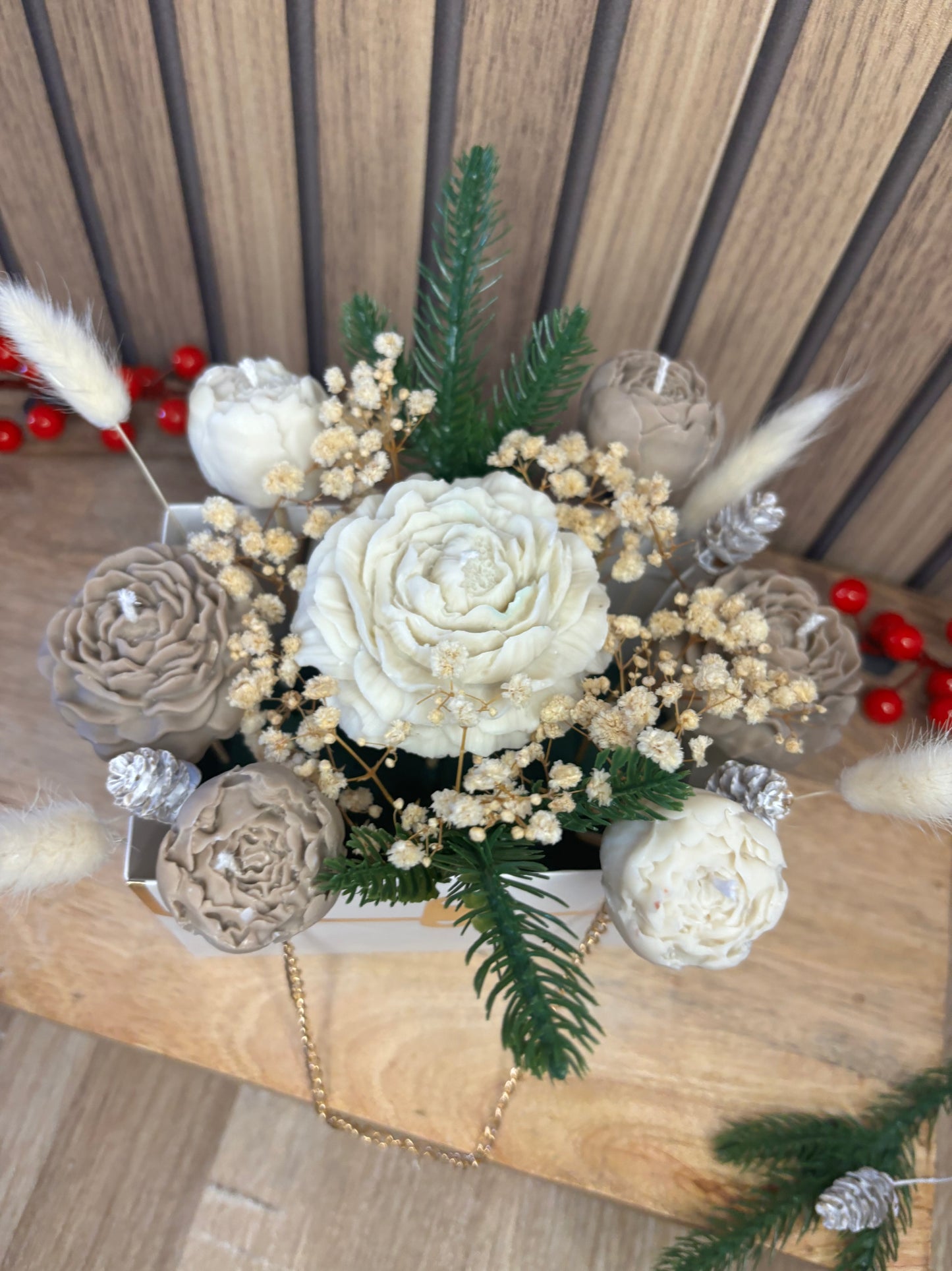 Bouquet. Fleur. Pivoine. Marguerite. Bougie parfumée. Déco. Vanille .
Bougie. Décoration de Noël. Idée cadeau. Sapin. Père Noël. Pomme de pin. Aiguilles de sapin. Baies. Artisanat. Artisan. Petit créateur. Vert. Blanc. Beige. Fleurs séchées.