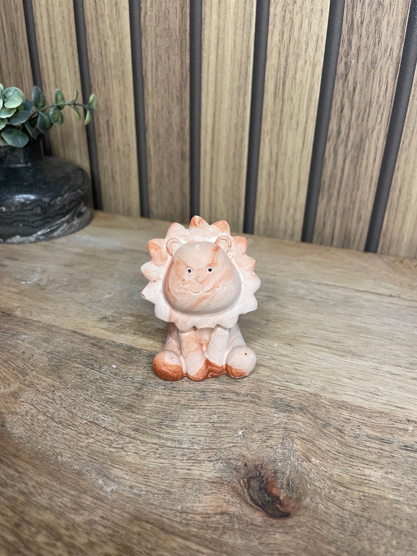 Figurine petit lion. Déco chambre d’enfant. A personnaliser. A offrir. Décoration. Enfants. Figurines. Poudre de moulage écologique. Fait main. Artisanat Français.