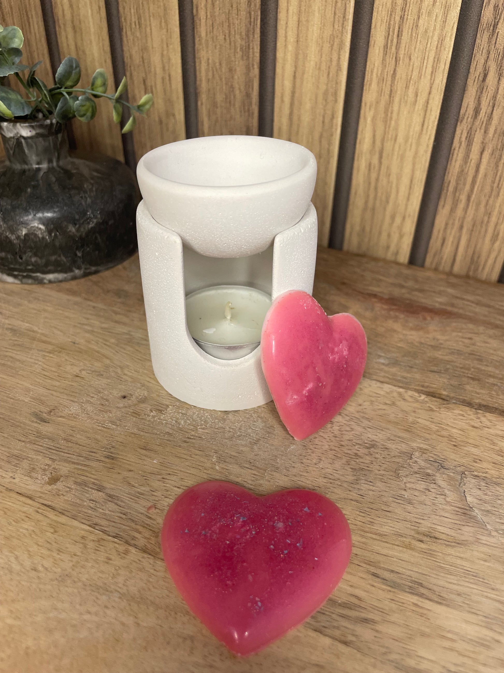 Fondants parfumés. Parfums d’intérieur. Parfumer sa maison. Brûle parfum. Senteurs vanille, monoï, linge propre, madeleine et pomme d’amour. Expérience olfactive. Cire naturelle et parfums Français de Grasse. Produits non nocif pour la santé et l’environnement. Cœur