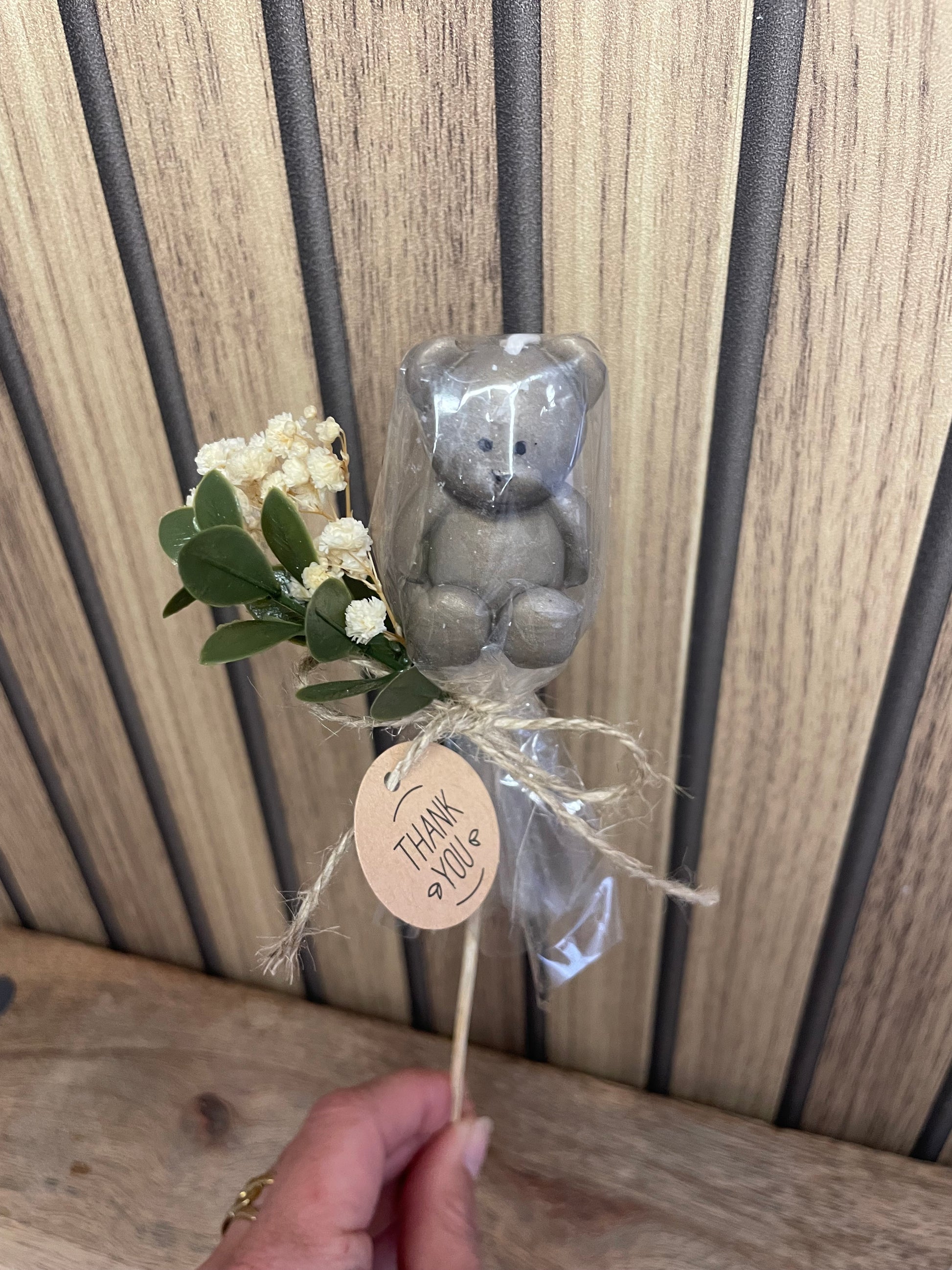 Décoration et cadeau bougie nounours parfumée sur tige à personnaliser. Cire végétal et fragrances de Grasse. Bougie artisanale. Cadeaux invités cérémonies et événements. Mariage baptême anniversaire communion. Plaisir d’offrir événement cérémonie cadeaux invités fleurs séchées. Petit ours
