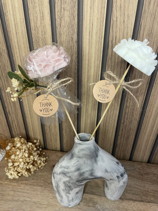 Décoration et cadeau bougie parfumée pivoine à personnaliser. Cire végétal et fragrances de Grasse. Bougie artisanale. Cadeaux invités cérémonies et événements. Mariage baptême anniversaire communion. Plaisir d’offrir