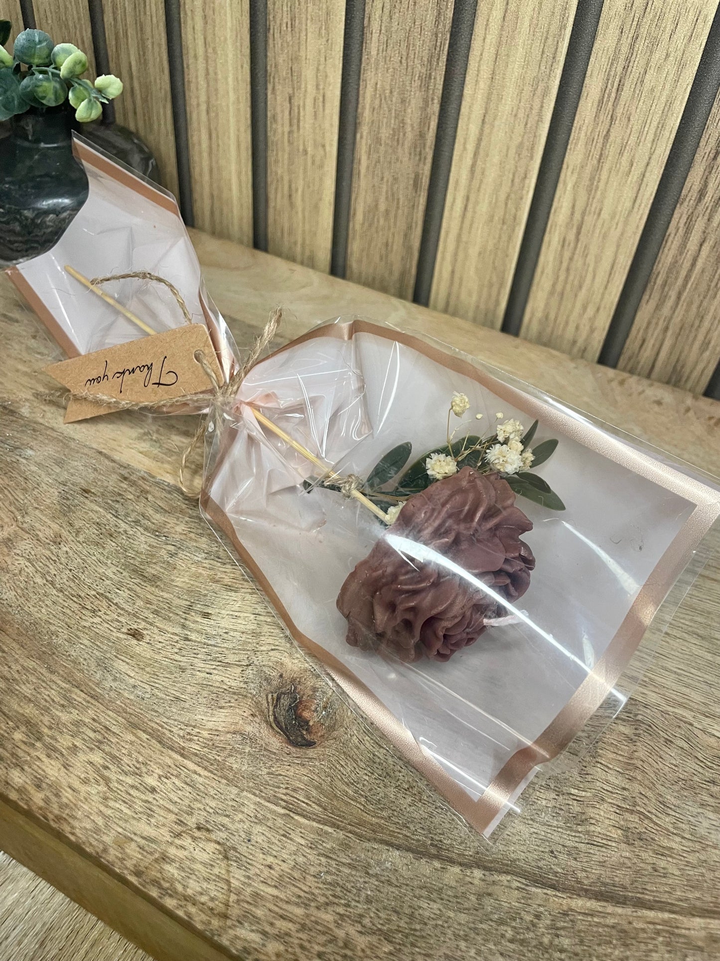 Bouquet de bougies parfumées. Fleur pivoine et fleurs séchées. Fabrication artisanale fait main. Cire végétal et parfum de Grasse. Bougie artisanale. Cadeaux fêtes événements et cérémonies. Boîte à fleurs. Anniversaire baptême communion plaisir d’offrir. Boîte cadeaux. Fête des mères, saint Valentin.