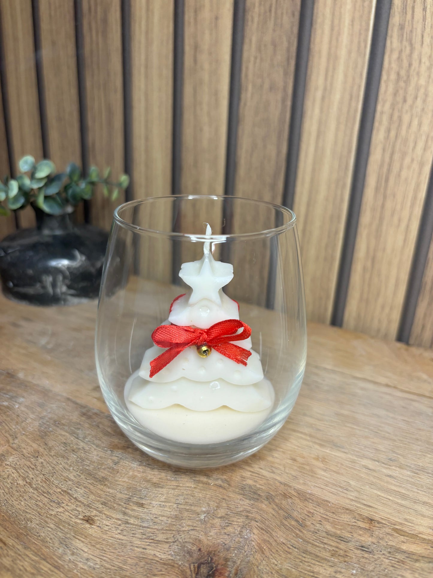 Bougie. Décoration de Noël. Idée cadeau. Déco de table. Fête de Noël. Père Noël. Bonhomme pain d’épice. Pot en verre. Artisanat. Fait main. Cire de soja. Catalogue de jouets. Sapin. Renne.