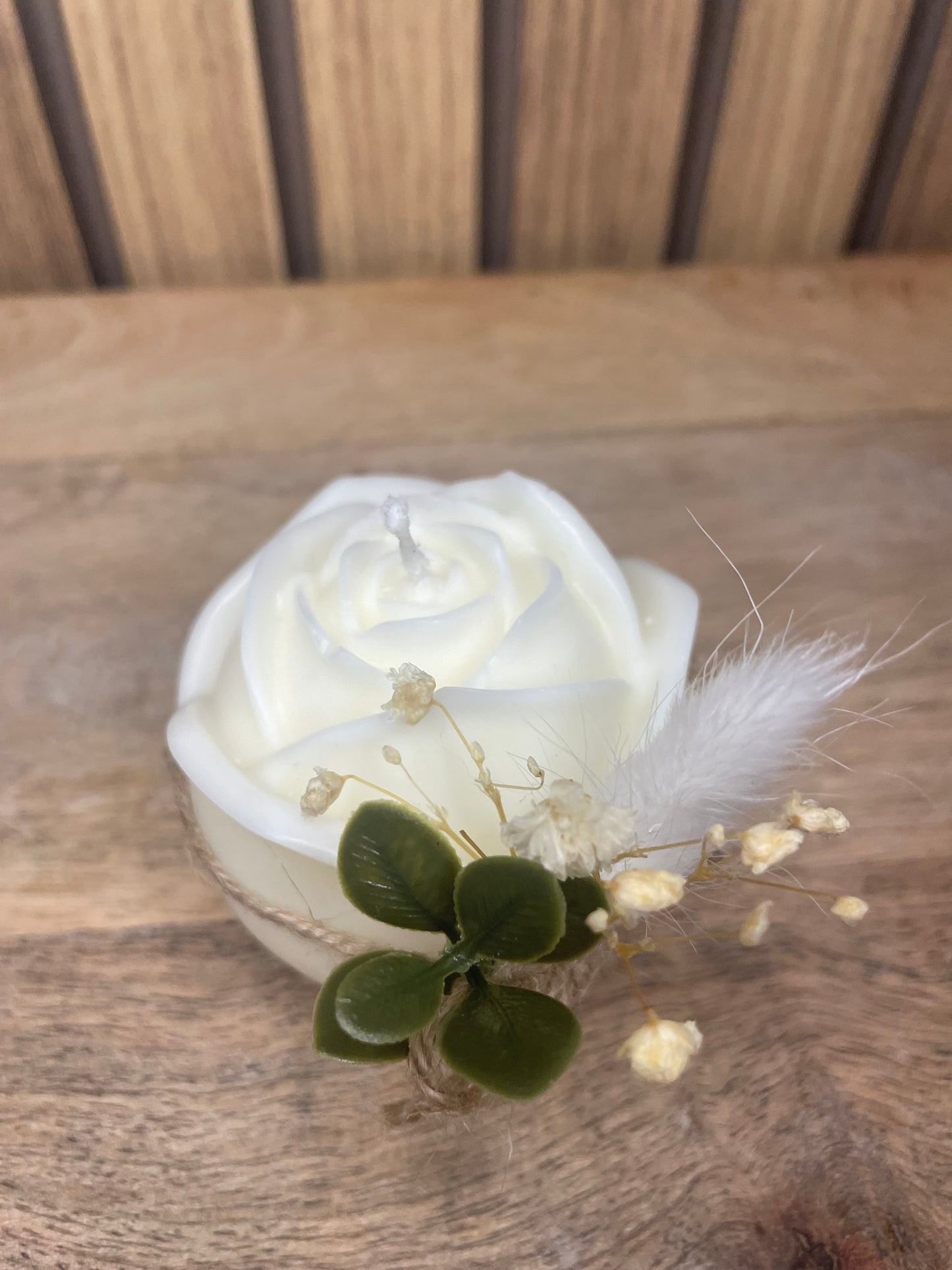Décoration bougie parfumée en forme de roses avec fleurs séchées personnalisable. Cire végétal et fragrances de Grasse. Bougie artisanale. Cadeaux pour événements et cérémonies