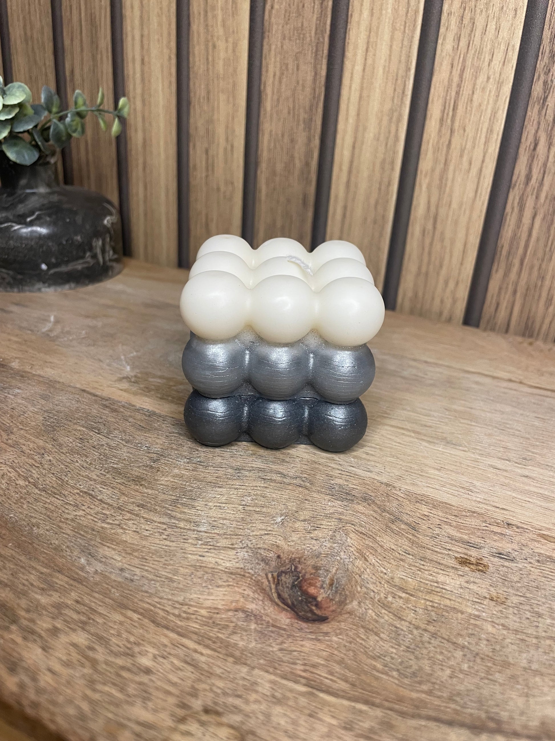 Bougie parfumée Bubble tricolore gris personnalisable. Cire végétal et parfum de Grasse. Bougie artisanale fait main.