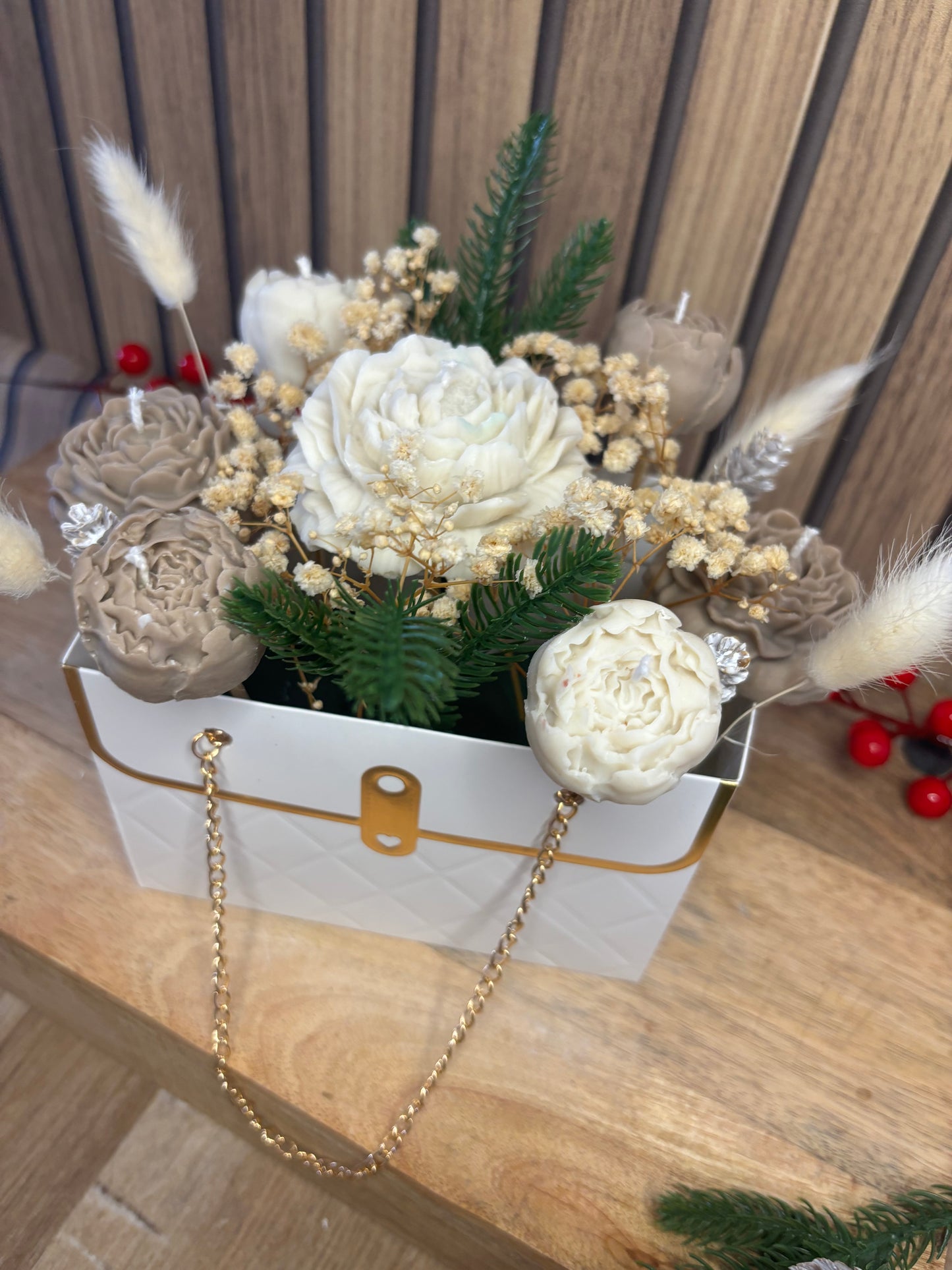 Bouquet. Fleur. Pivoine. Marguerite. Bougie parfumée. Déco. Vanille .
Bougie. Décoration de Noël. Idée cadeau. Sapin. Père Noël. Pomme de pin. Aiguilles de sapin. Baies. Artisanat. Artisan. Petit créateur. Vert. Blanc. Beige. Fleurs séchées.