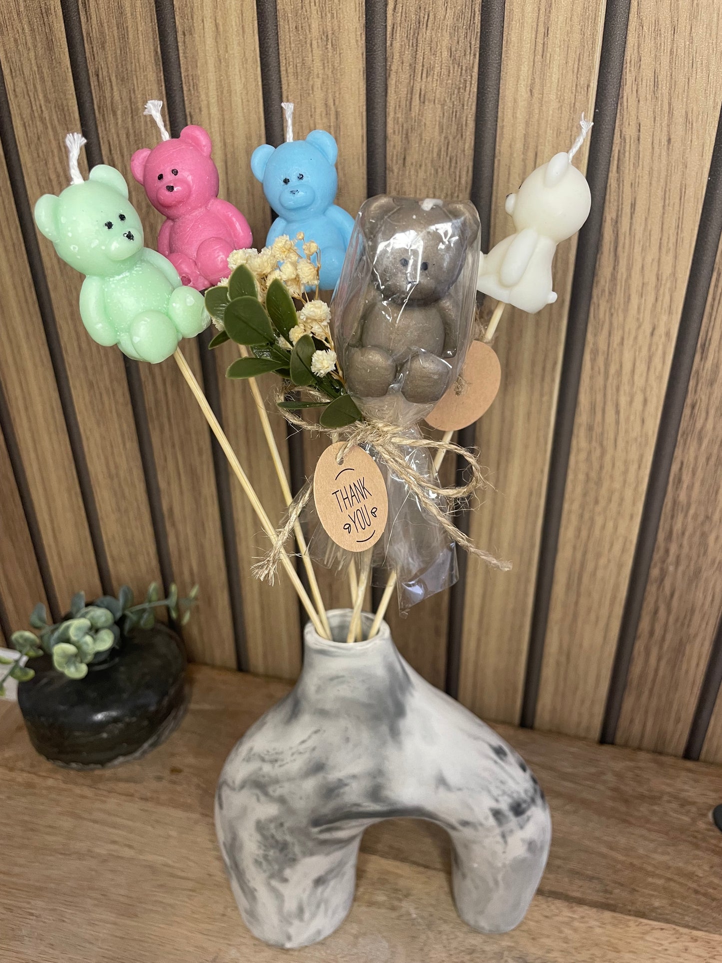 Décoration et cadeau bougie nounours parfumée sur tige à personnaliser. Cire végétal et fragrances de Grasse. Bougie artisanale. Cadeaux invités cérémonies et événements. Mariage baptême anniversaire communion. Plaisir d’offrir événement cérémonie cadeaux invités fleurs séchées. Petit ours. Plein de couleurs disponibles