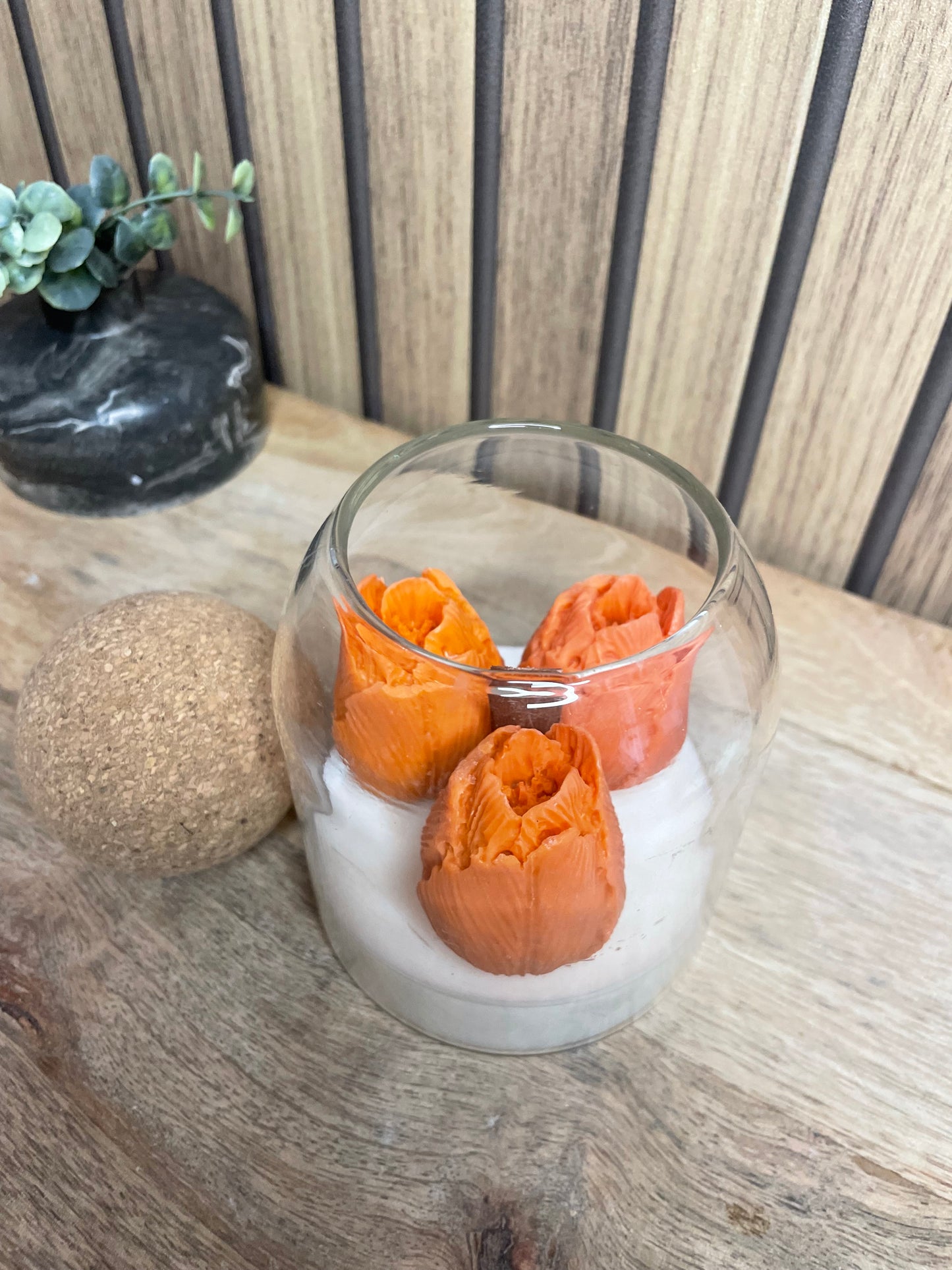 Décoration et cadeau bougie parfumée tulipes à personnaliser. Cire végétal et fragrances de Grasse. Bougie artisanale. Cadeaux, invités, cérémonies et événements. Plaisir d’offrir. Objets déco. Monoï, madeleine pomme d’amour vanille linge propre. Couleur s aux choix