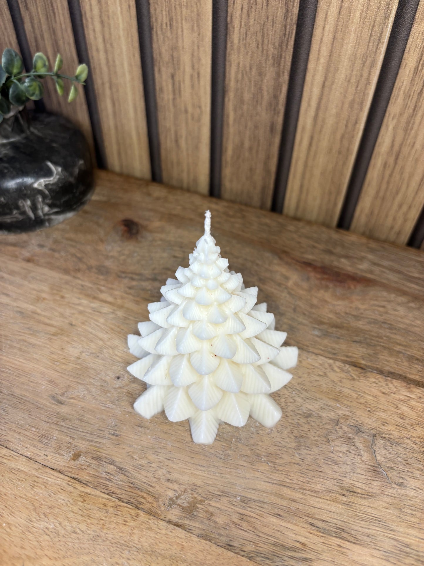 Bougie. Décoration de Noël. Idée cadeau. Sapin. Père Noël. Pomme de pin. Aiguilles de sapin. Baies. Artisanat. Artisan. Petit créateur.