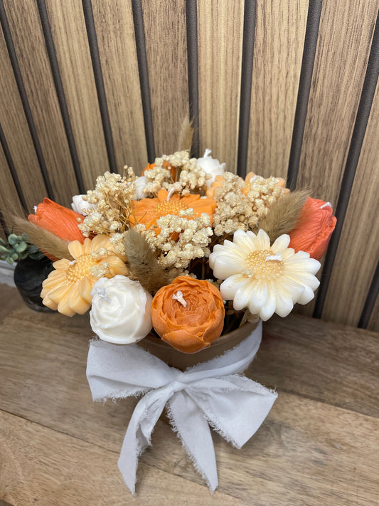 Bouquet de bougies parfumées. Fleurs pivoine rose tulipe marguerite et fleurs séchées. Fabrication artisanale fait main. Cire végétal et parfum de Grasse. Bougie artisanale. Cadeaux fêtes événements et cérémonies. Boîte à fleurs. Anniversaire baptême communion plaisir d’offrir