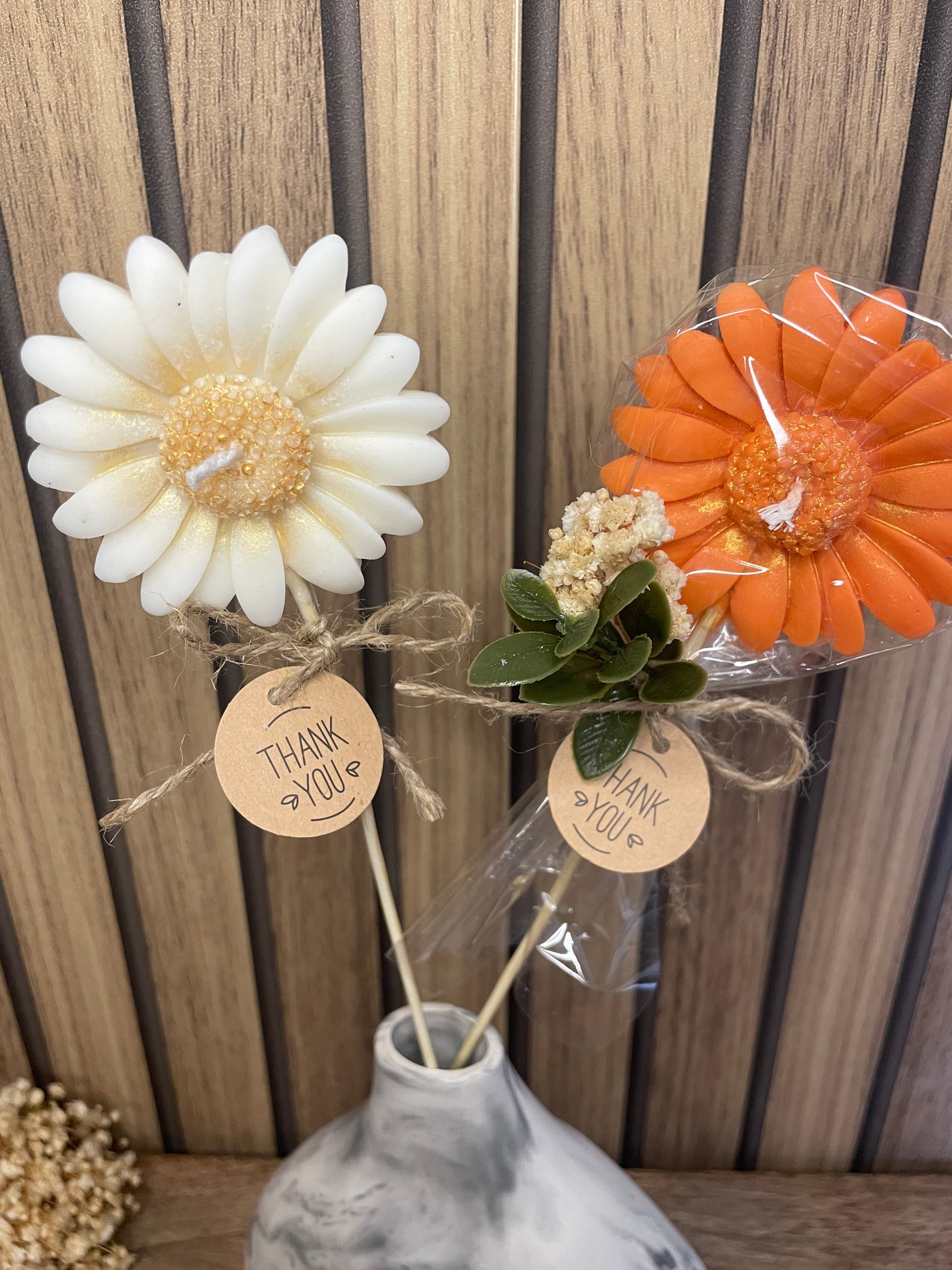 Décoration et cadeau bougie parfumée marguerite à personnaliser. Cire végétal et fragrances de Grasse. Bougie artisanale. Cadeaux invités cérémonies et événements. Mariage baptême anniversaire communion. Plaisir d’offrir