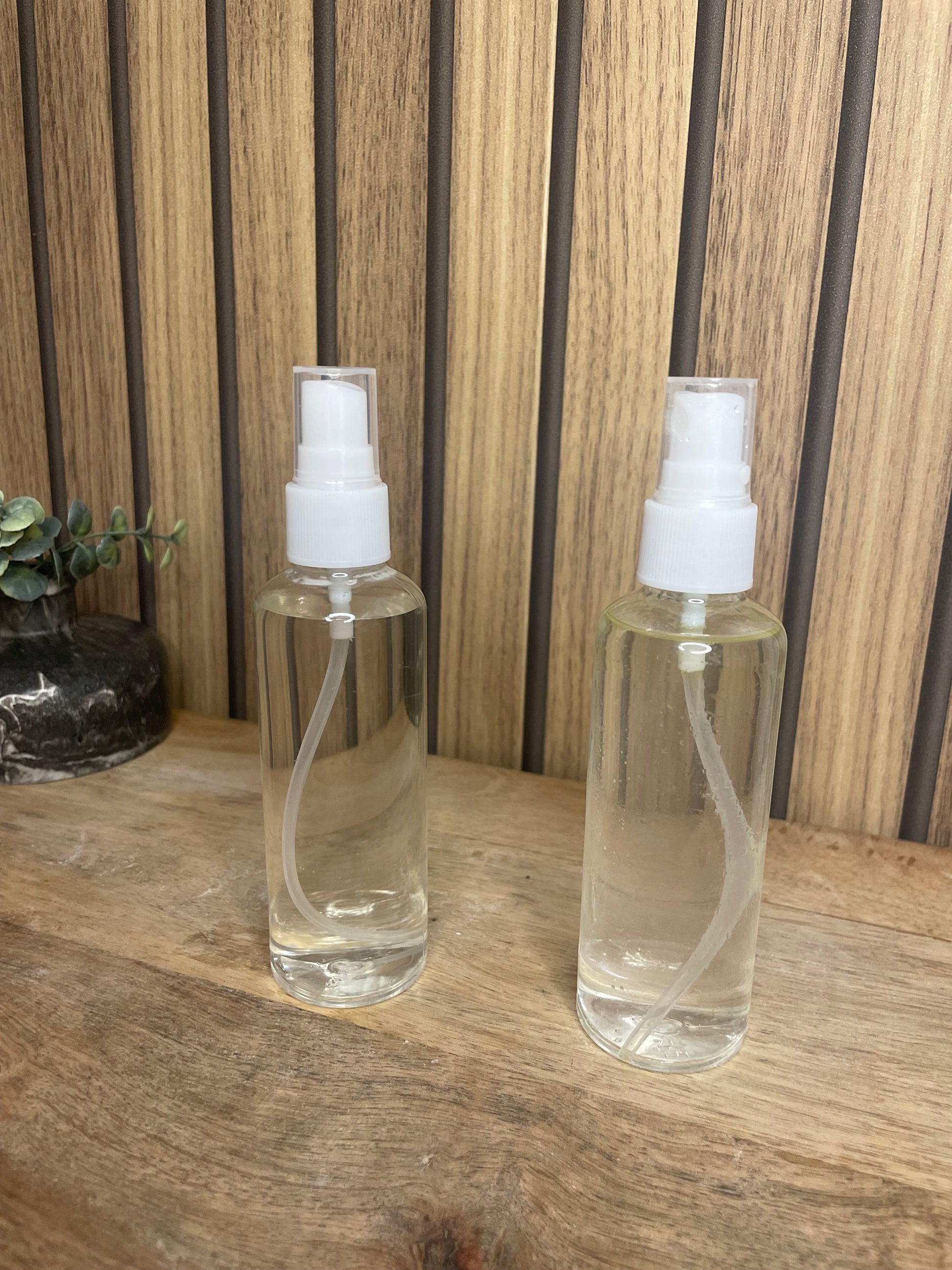 Brume parfumée. Spray parfumé. Parfum d’intérieur. Parfumer votre maison. Senteurs. Expérience olfactive. Parfums Français de Grasse. Artisanat. Flacon pulvérisateur. Parfumez vos tissus, rideaux, canapé, tapis, vêtements, sièges de voiture,