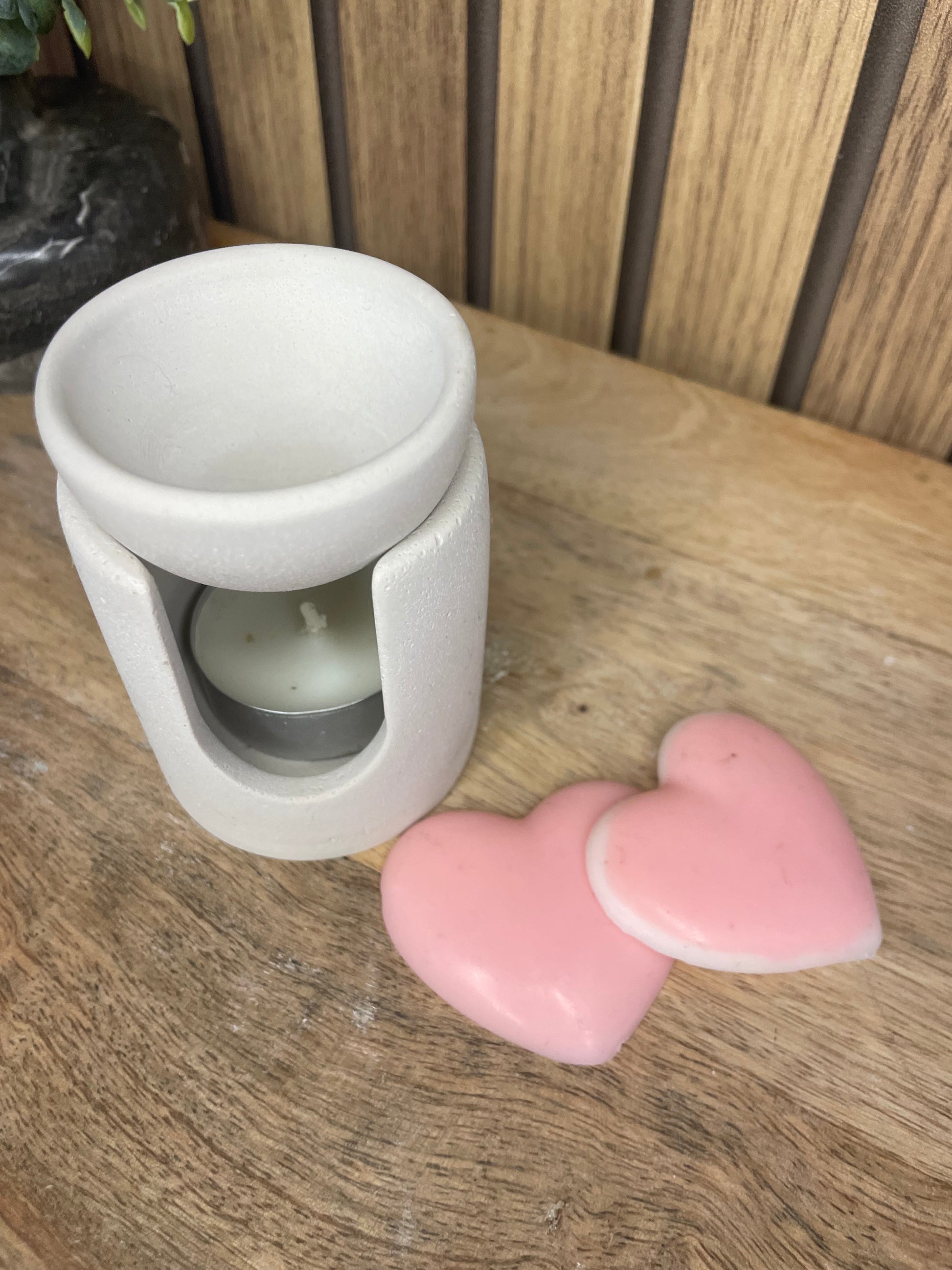 Fondants parfumés. Parfums d’intérieur. Parfumer sa maison. Brûle parfum. Senteurs vanille, monoï, linge propre, madeleine et pomme d’amour. Expérience olfactive. Cire naturelle et parfums Français de Grasse. Produits non nocif pour la santé et l’environnement. Cœur