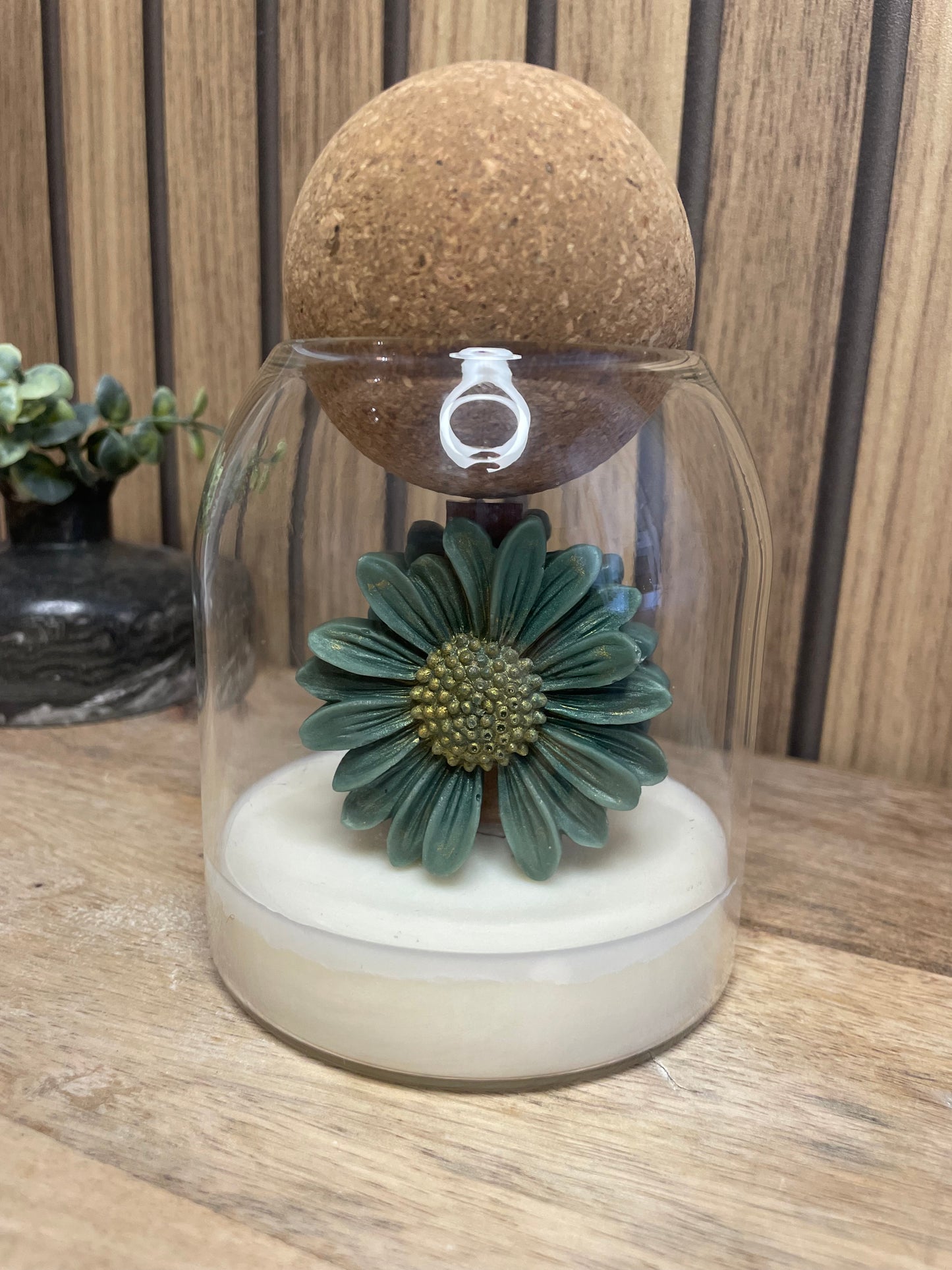 Décoration et cadeau bougie parfumée à personnaliser. Cire végétal et fragrances de Grasse. Bougie artisanale. Cadeaux, invités, cérémonies et événements. Plaisir d’offrir. Objets déco. Monoï, madeleine pomme d’amour vanille linge propre. Couleurs aux choix. Marguerites