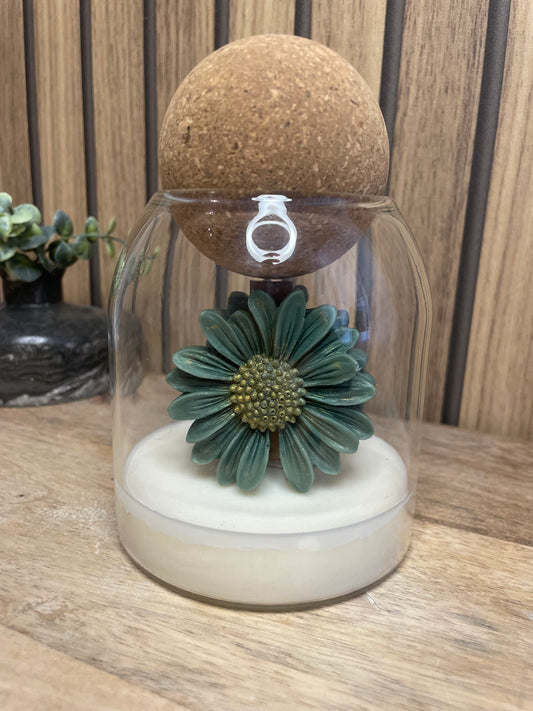 Décoration et cadeau bougie parfumée à personnaliser. Cire végétal et fragrances de Grasse. Bougie artisanale. Cadeaux, invités, cérémonies et événements. Plaisir d’offrir. Objets déco. Monoï, madeleine pomme d’amour vanille linge propre. Couleurs aux choix. Marguerites