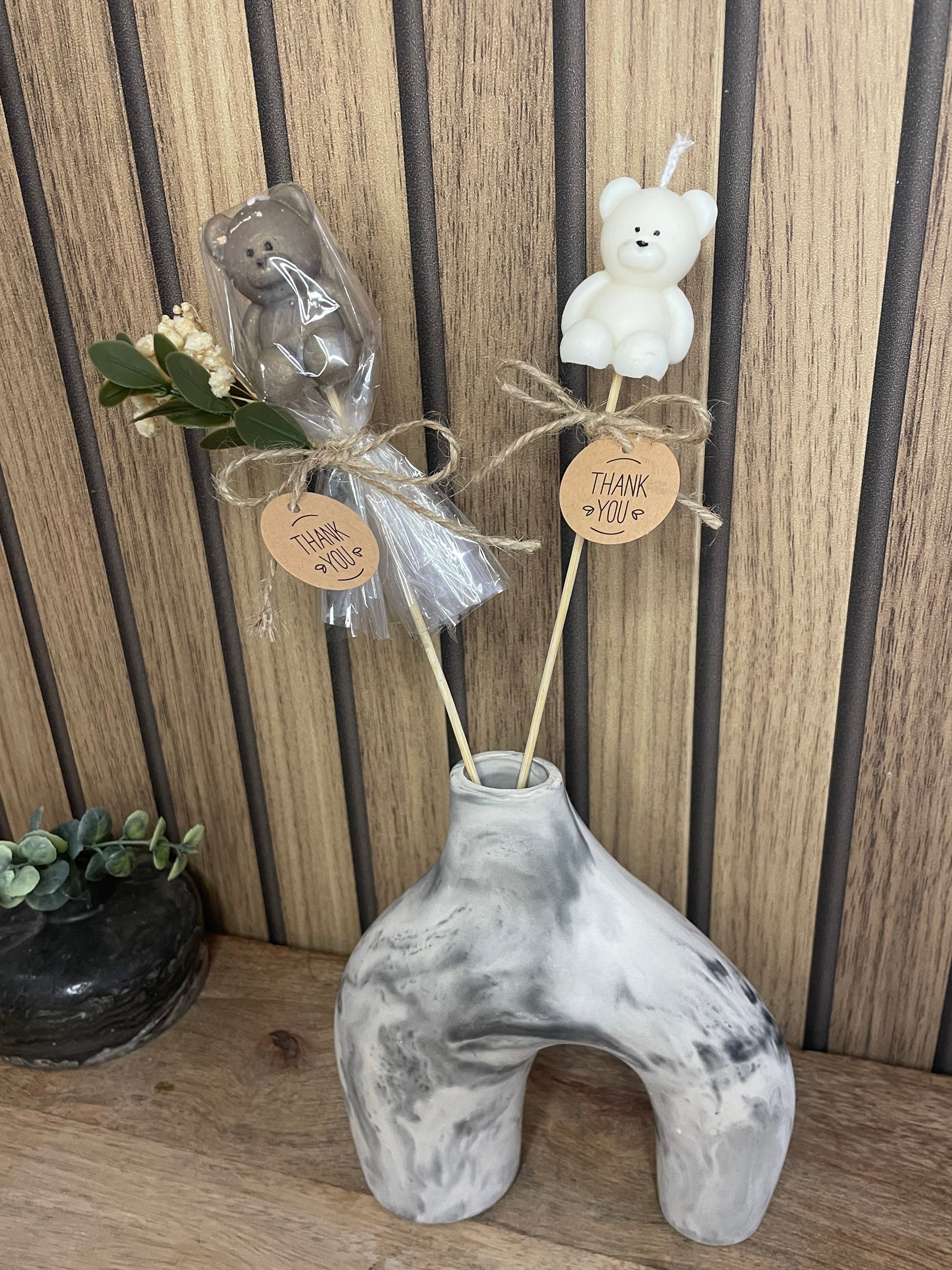 Décoration et cadeau bougie nounours parfumée sur tige à personnaliser. Cire végétal et fragrances de Grasse. Bougie artisanale. Cadeaux invités cérémonies et événements. Mariage baptême anniversaire communion. Plaisir d’offrir événement cérémonie cadeaux invités fleurs séchées. Petit ours