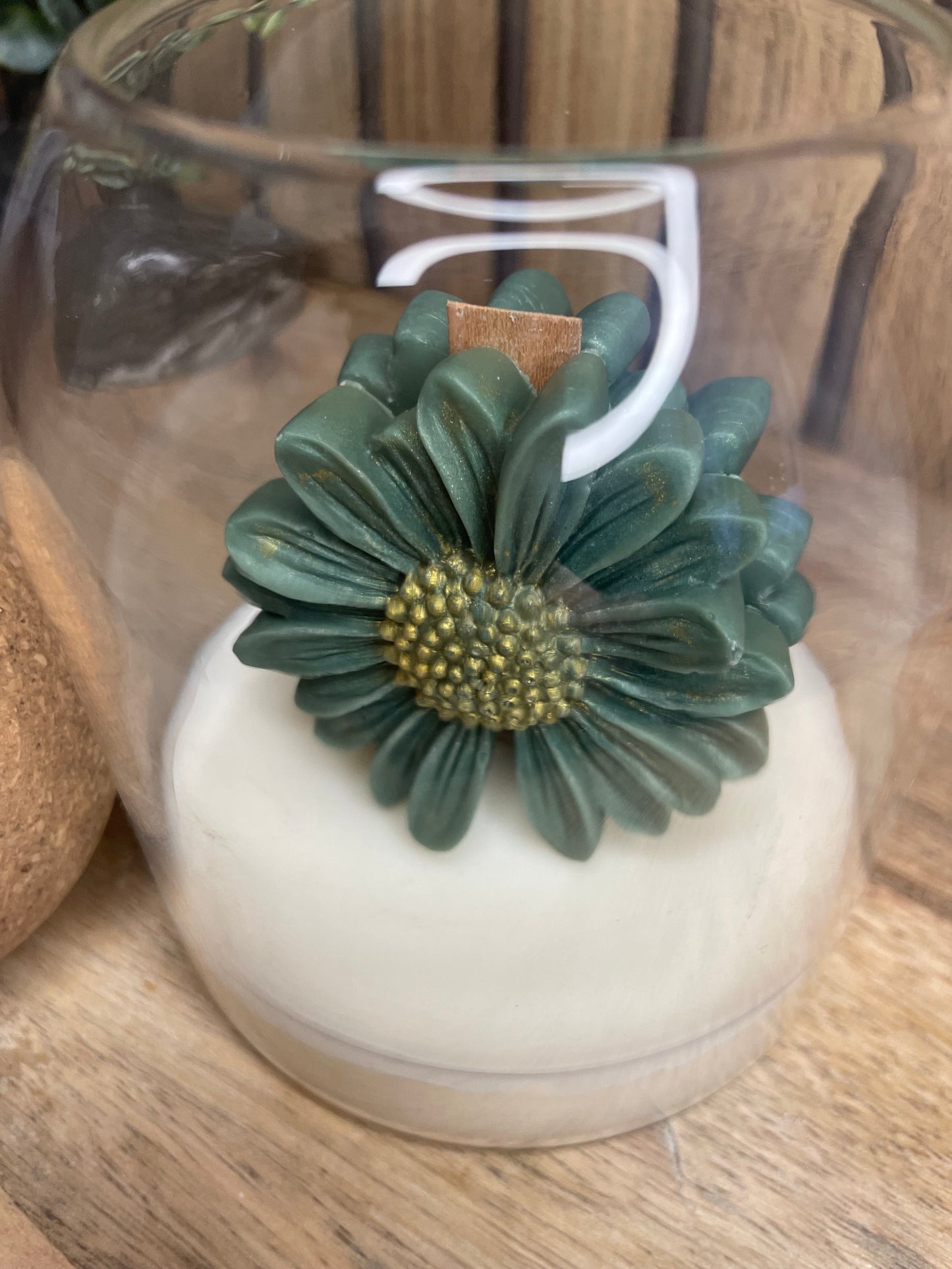Décoration et cadeau bougie parfumée à personnaliser. Cire végétal et fragrances de Grasse. Bougie artisanale. Cadeaux, invités,
cérémonies et événements. Plaisir d’offrir. Objets déco. Monoï, madeleine pomme d’amour vanille linge propre. Couleurs aux choix. Marguerites
Pot en verre avec bouchon liège rond