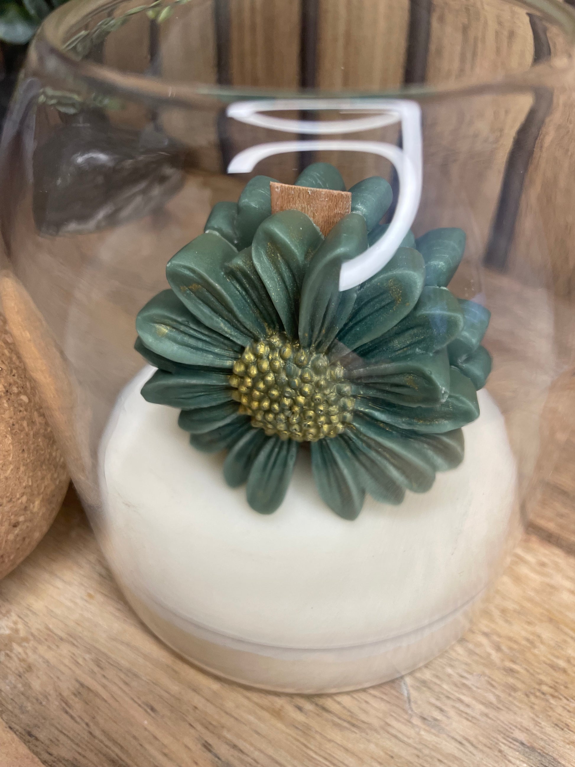 Décoration et cadeau bougie parfumée à personnaliser. Cire végétal et fragrances de Grasse. Bougie artisanale. Cadeaux, invités, 
cérémonies et événements. Plaisir d’offrir. Objets déco. Monoï, madeleine pomme d’amour vanille linge propre. Couleurs aux choix. Marguerites 
Pot en verre avec bouchon liège rond