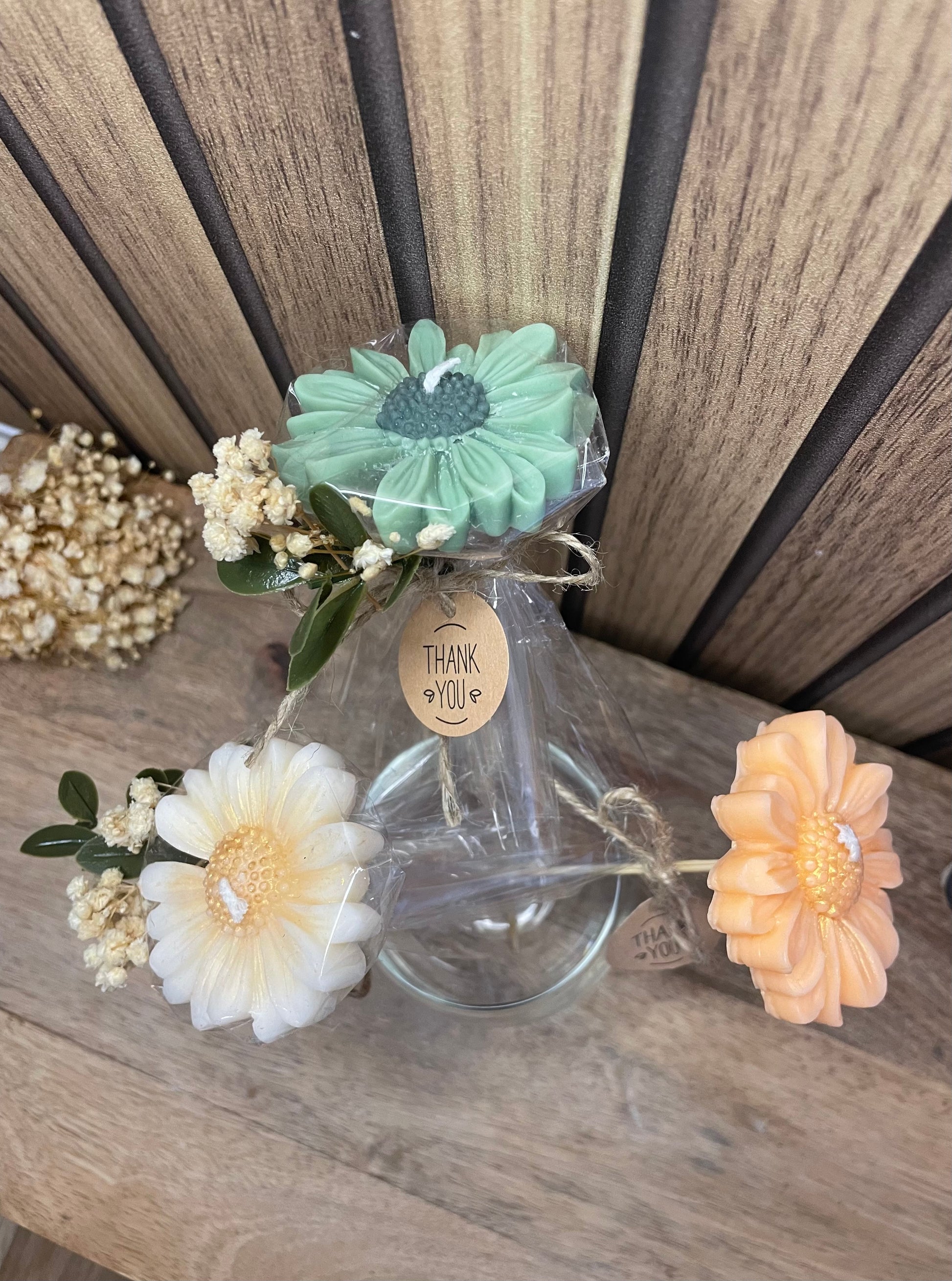 Décoration et cadeau bougie parfumée marguerite à personnaliser. Cire végétal et fragrances de Grasse. Bougie artisanale. Cadeaux invités cérémonies et événements. Mariage baptême anniversaire communion. Plaisir d’offrir