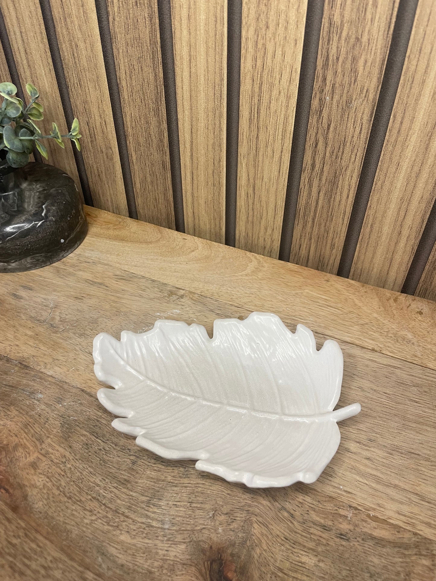 Vide poche feuille. Déco. Objets déco. A personnaliser. Tendance. Déposez vos bijoux, vos clés, vos pièces de monnaies. Maison. Poudre de moulage écologique. Artisan Français. Fait main. Cadeaux.