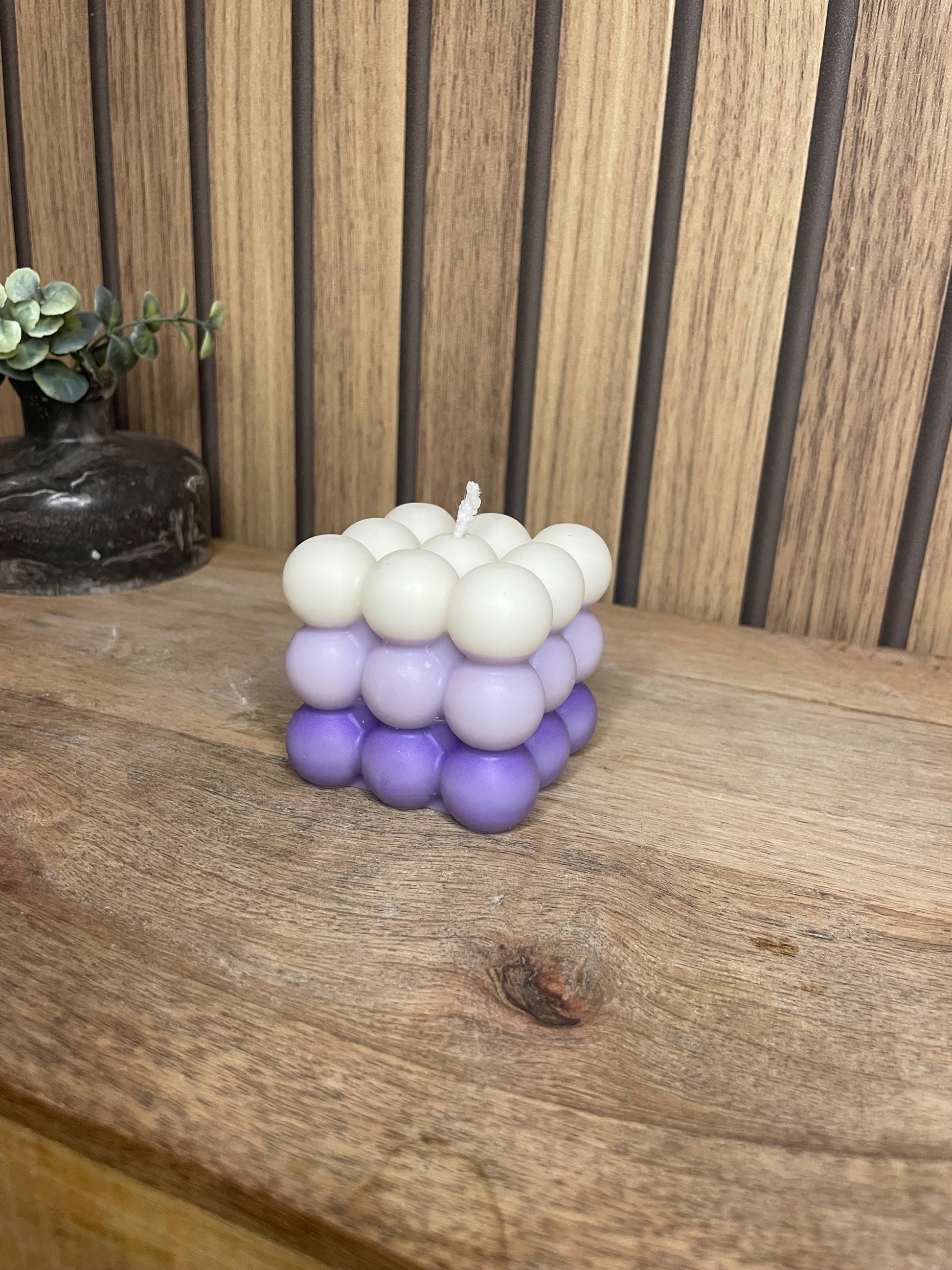 Bougie parfumée Bubble tricolore violet personnalisable. Cire végétal et parfum de Grasse. Bougie artisanale fait main.