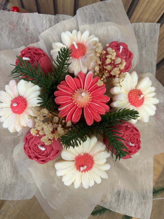 Bouquet. Fleur. Pivoine. Marguerite. Bougie parfumée. Déco. Sucre d’orge.
Bougie. Décoration de Noël. Idée cadeau. Sapin. Père Noël. Pomme de pin. Aiguilles de sapin. Baies.  Artisanat. Artisan. Petit créateur.