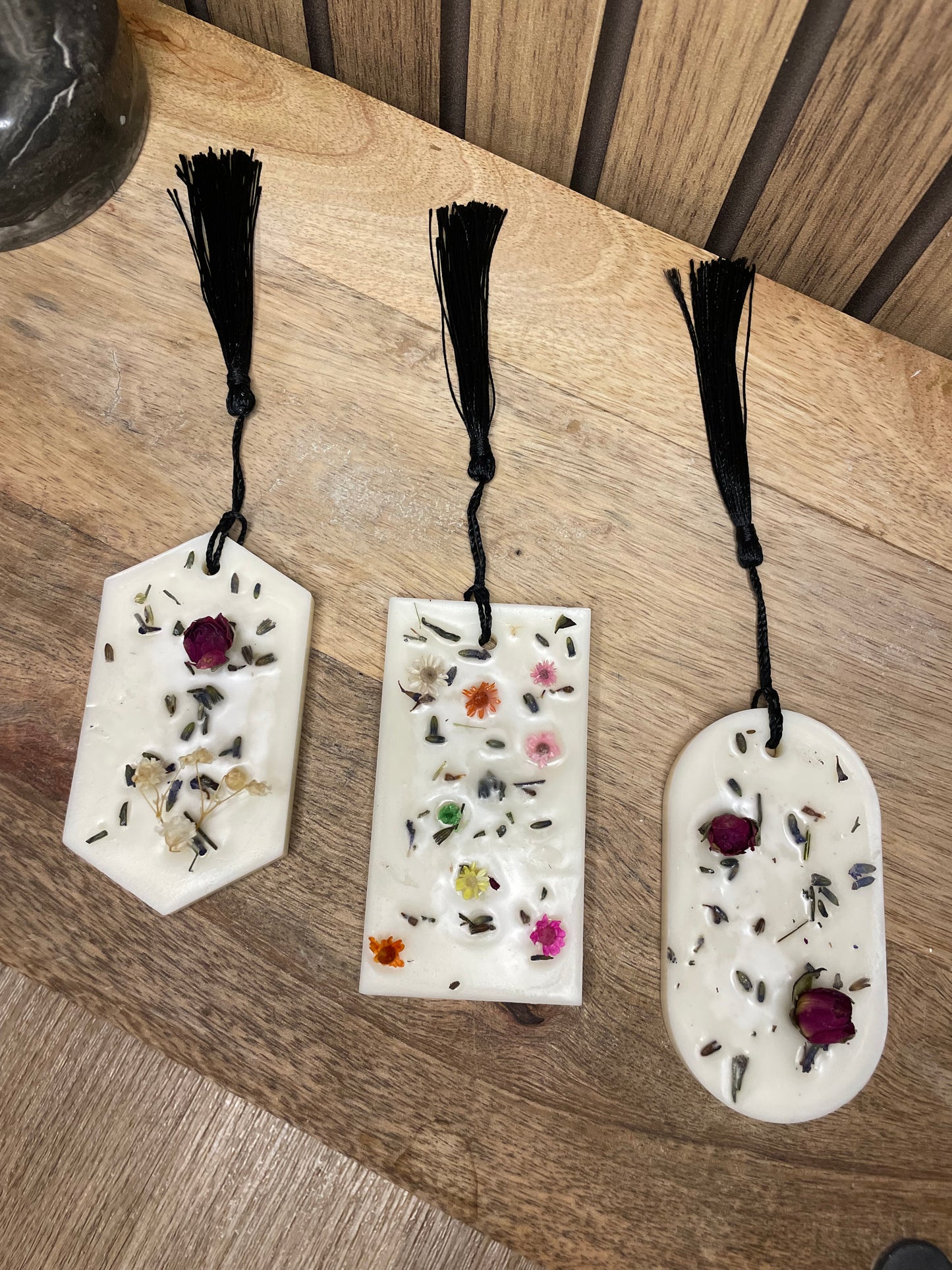 Palet parfumé. Parfum d’intérieur. Parfumer vos vêtements, dressing, commode. A suspendre sur un cintre. Fleurs séchées, cire naturelle et parfum Français provenant de Grasse. Expérience olfactive.