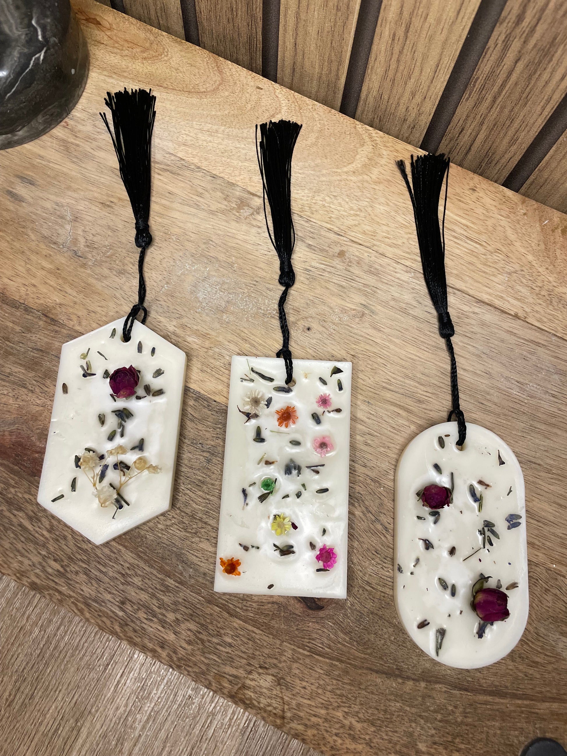 Palet parfumé. Parfum d’intérieur. Parfumer vos vêtements, dressing, commode. A suspendre sur un cintre. Fleurs séchées, cire naturelle et parfum Français provenant de Grasse. Expérience olfactive.