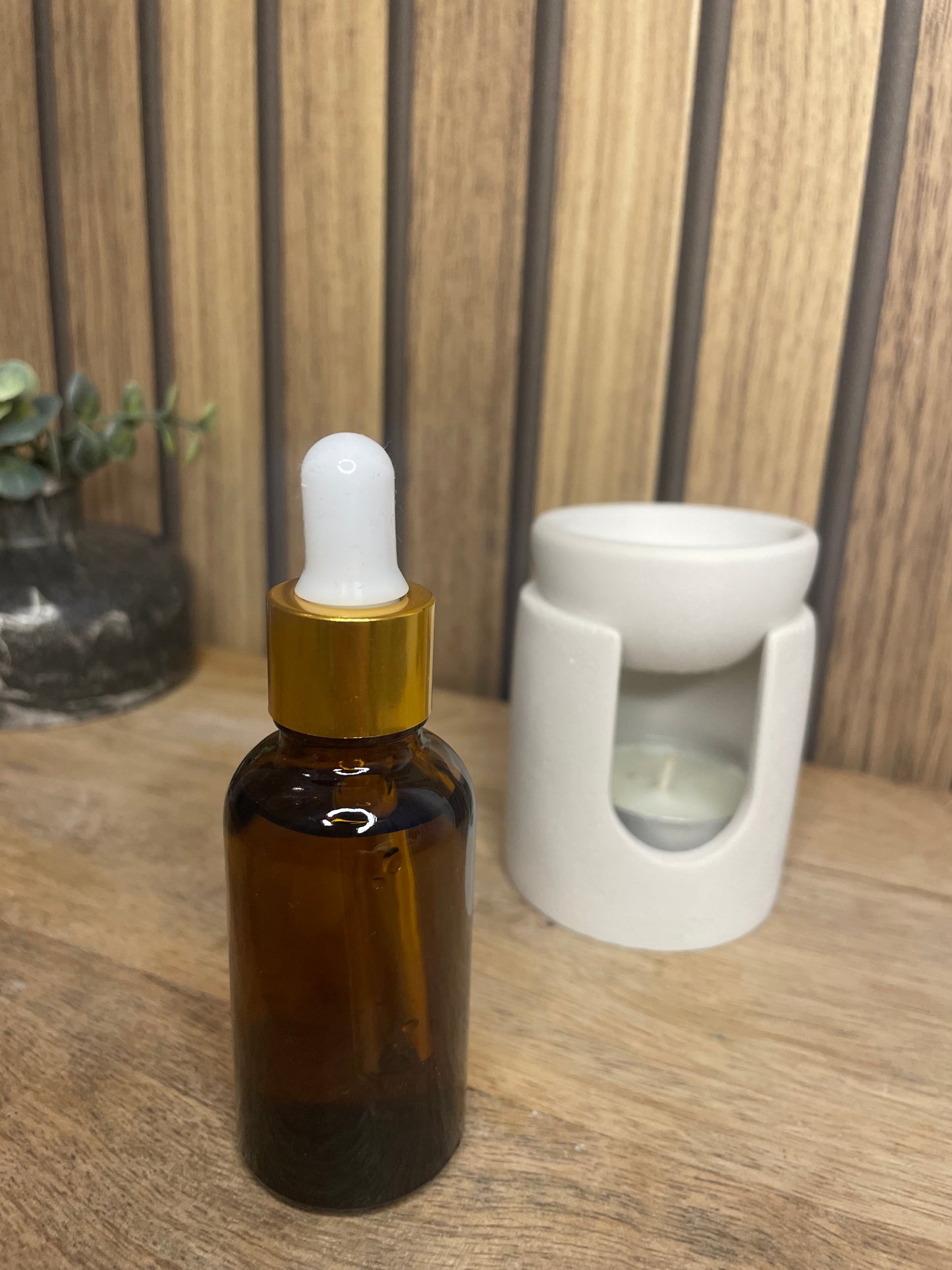 Huile parfumée. Parfum d’intérieur. Parfumer votre maison. Senteurs. Expérience olfactive. Huile végétale et parfum Français de Grasse. Brûle parfum. Artisanat. Flacon compte-gouttes en verre.