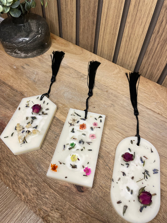 Palet parfumé. Parfum d’intérieur. Parfumer vos vêtements, dressing, commode. A suspendre sur un cintre. Fleurs séchées, cire naturelle et parfum Français provenant de Grasse. Expérience olfactive.
