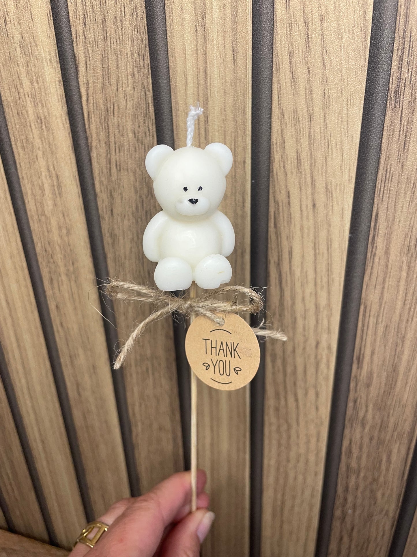 Décoration et cadeau bougie nounours parfumée sur tige à personnaliser. Cire végétal et fragrances de Grasse. Bougie artisanale. Cadeaux invités cérémonies et événements. Mariage baptême anniversaire communion. Plaisir d’offrir événement cérémonie cadeaux invités fleurs séchées. Petit ours
