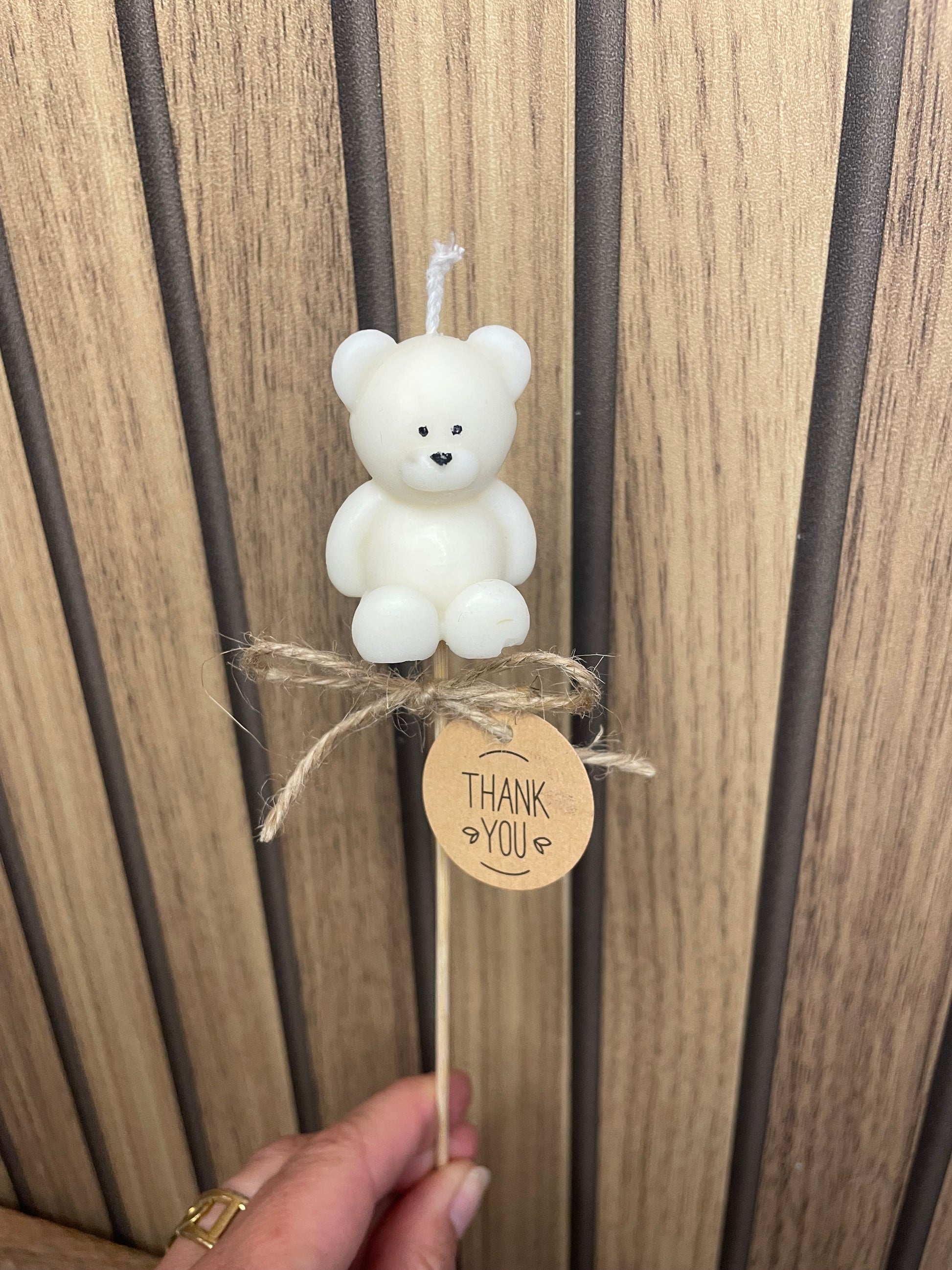 Décoration et cadeau bougie nounours parfumée sur tige à personnaliser. Cire végétal et fragrances de Grasse. Bougie artisanale. Cadeaux invités cérémonies et événements. Mariage baptême anniversaire communion. Plaisir d’offrir événement cérémonie cadeaux invités fleurs séchées. Petit ours