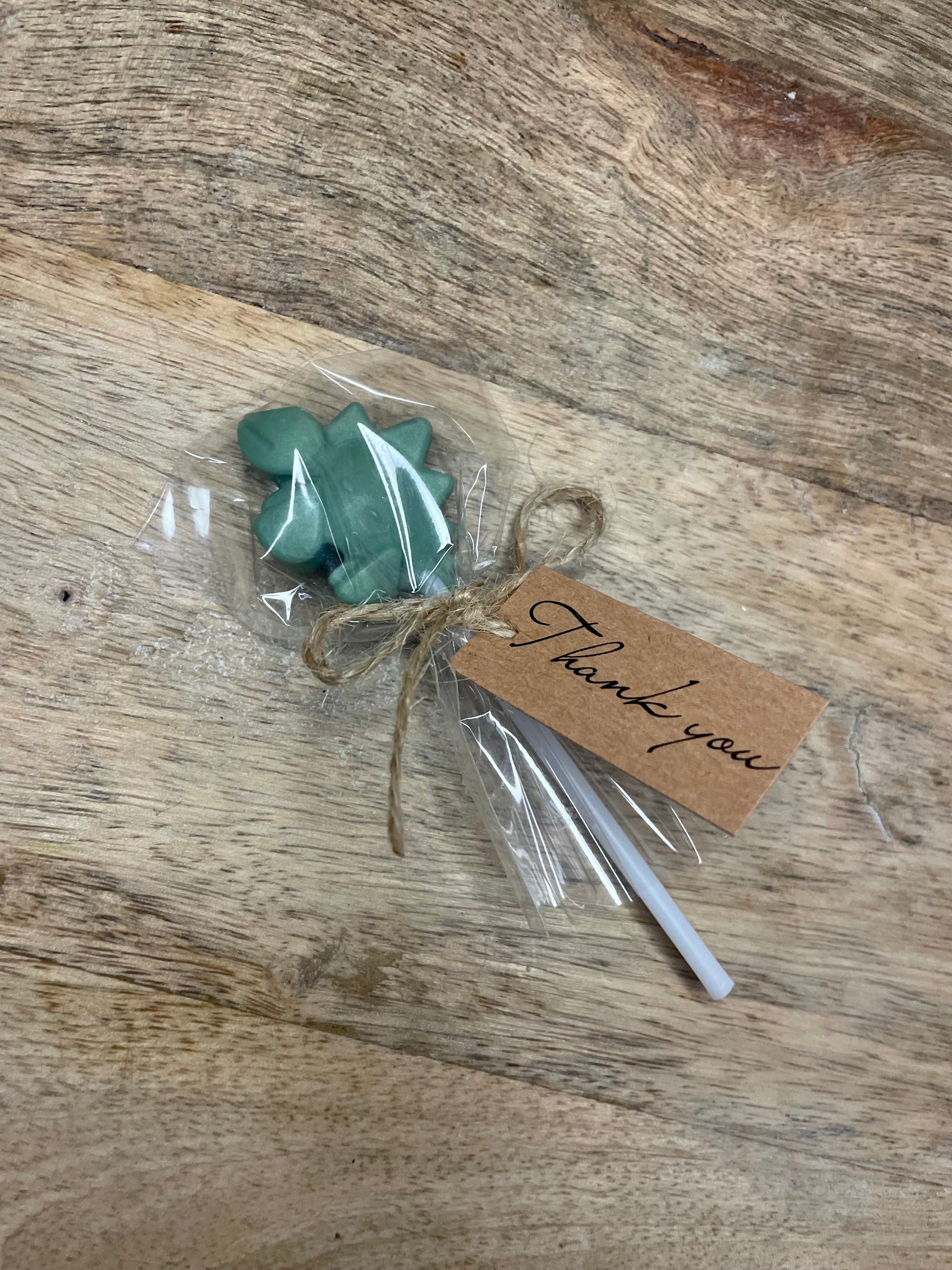 Décoration et cadeau bougie parfumée à personnaliser. Dinosaure. Sucette. Cire végétal et fragrances de Grasse. Bougie artisanale. Cadeaux invités cérémonies et événements. Mariage baptême anniversaire communion. Plaisir d’offrir. Fleur. Fondant parfumé. Cadeaux invités.