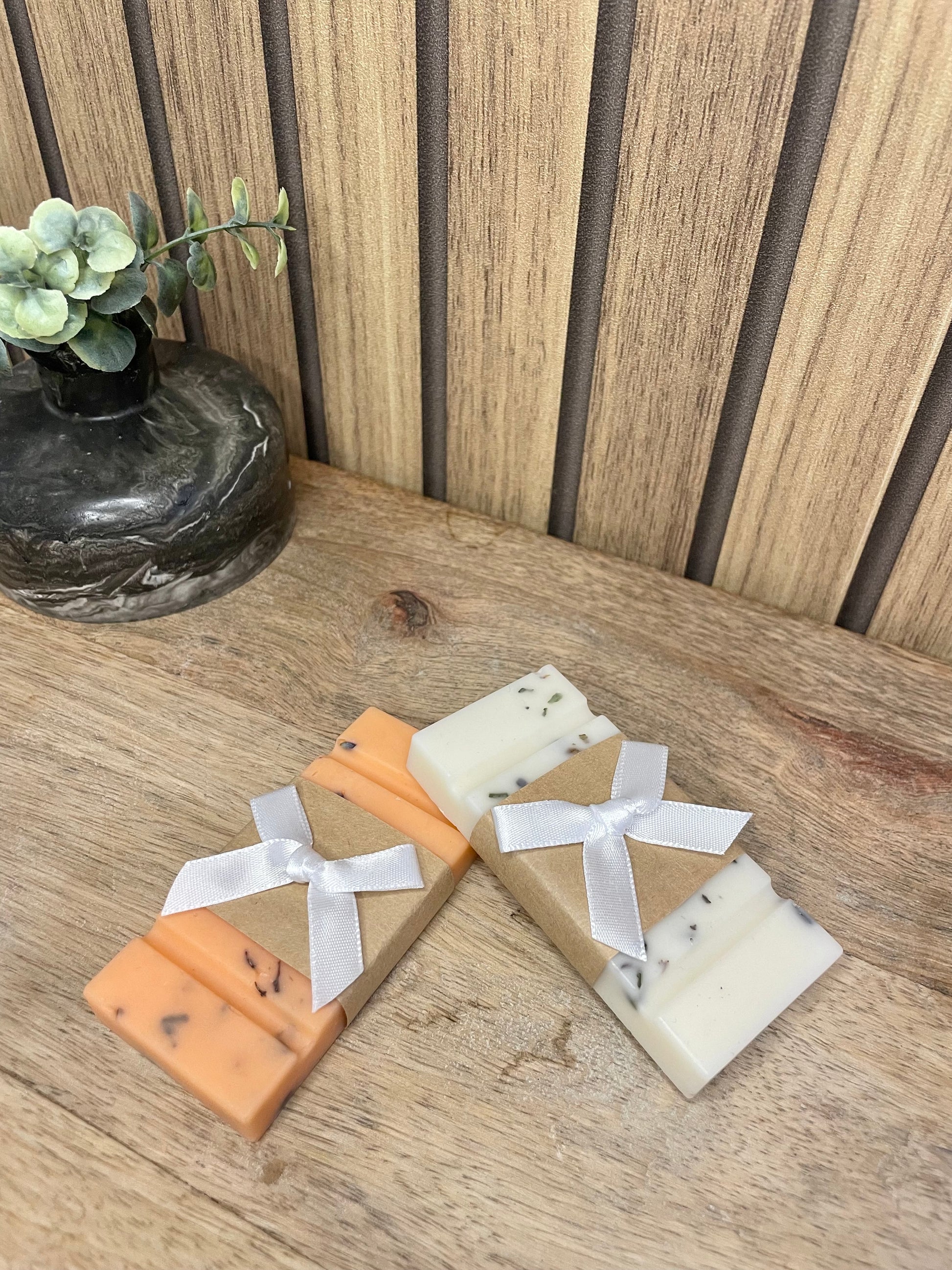 Fondant parfumé. Fleurs séchées et lavandes. Brûle parfum. Cadeaux invités. Plaisir d’offrir. Cérémonies, événements, mariage, baptême, anniversaire. Parfum d’intérieur. Expérience olfactive. Parfumer sa maison. Senteur. Wedding planner. Organisateur d’événements. Fait main. Produits français. Cire naturelle.