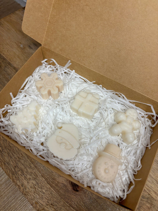 Fondants parfumés. Parfums d’intérieur. Parfumer sa maison. Brûle parfum. Noël. Coffret de Noël. Père Noël. Senteurs vanille,  caramel beurre salé, Madeleine, cannelle douce et sucre d’orges. Expérience olfactive. Cire naturelle et parfums Français de Grasse. Produits non nocif pour la santé et l’environnement.