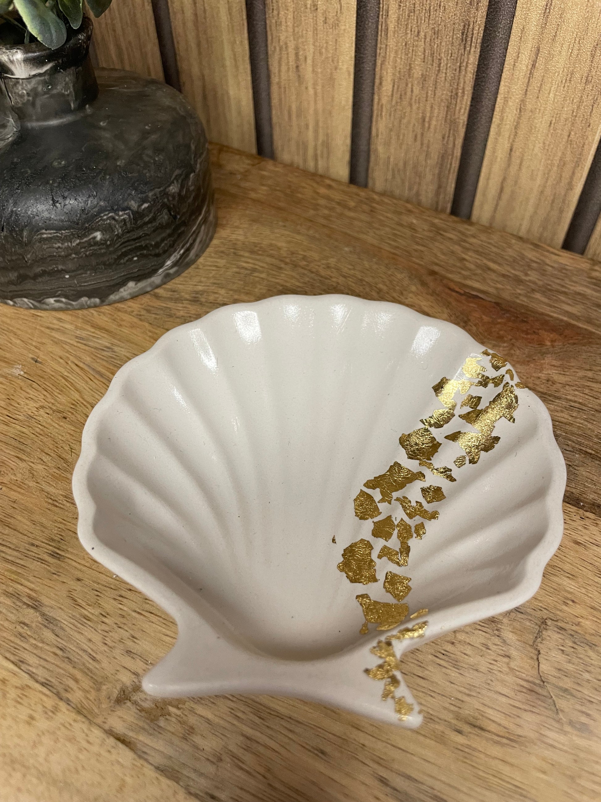 Vide poche coquillage. Coquillages. Déco. Objets déco. A personnaliser. Tendance. Déposez vos bijoux, vos clés, vos pièces de monnaies. Maison. Poudre de moulage écologique. Artisan Français. Fait main. Cadeaux. Vous pouvez y faire fondre vos bougies. Blanc et or