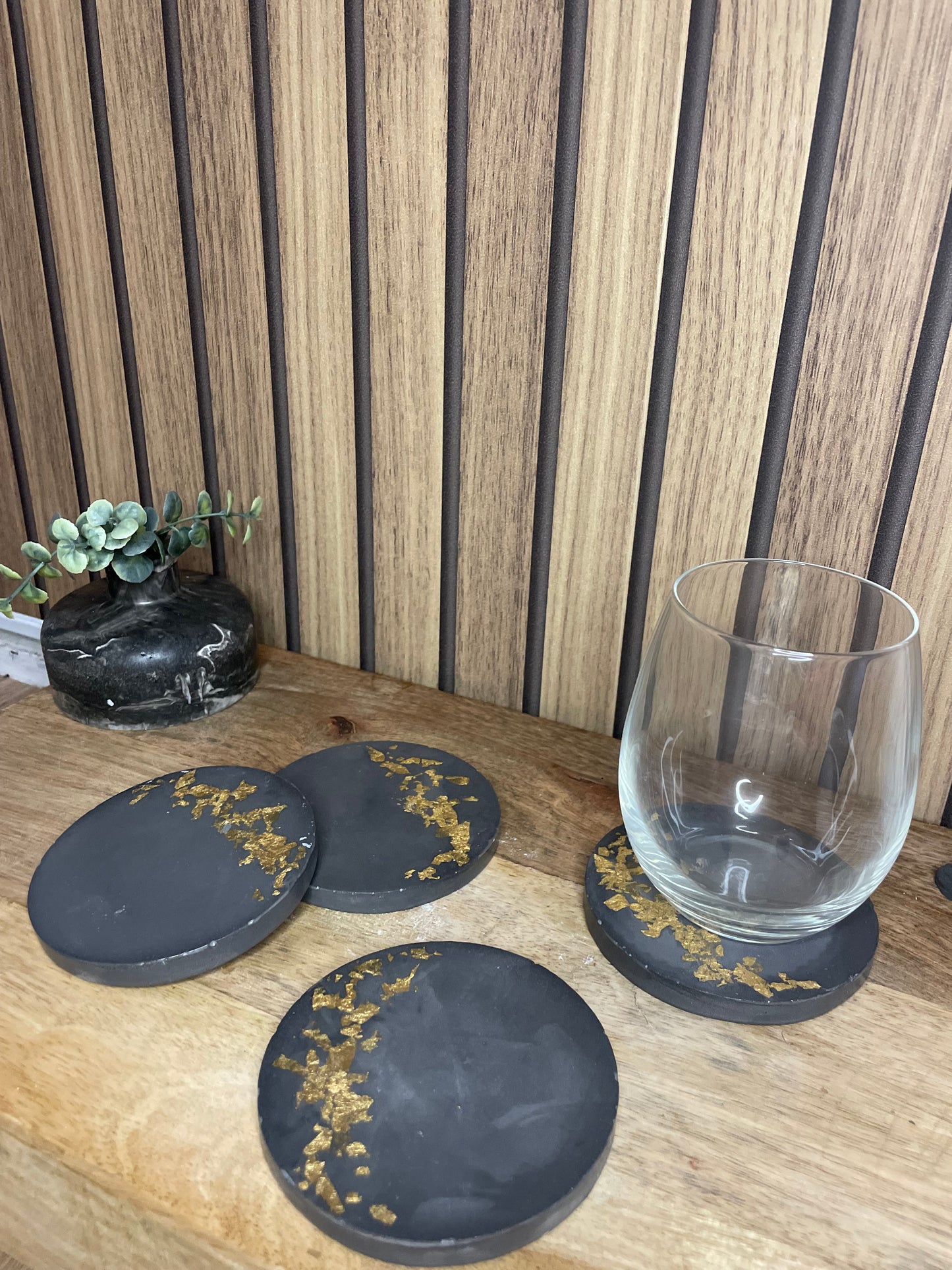 Dessous de verres. Effet marbre. Cocktails. Apéro. Verres. Socle de rangements. Invités. Vaisselles. Accessoires maison.
A personnaliser
