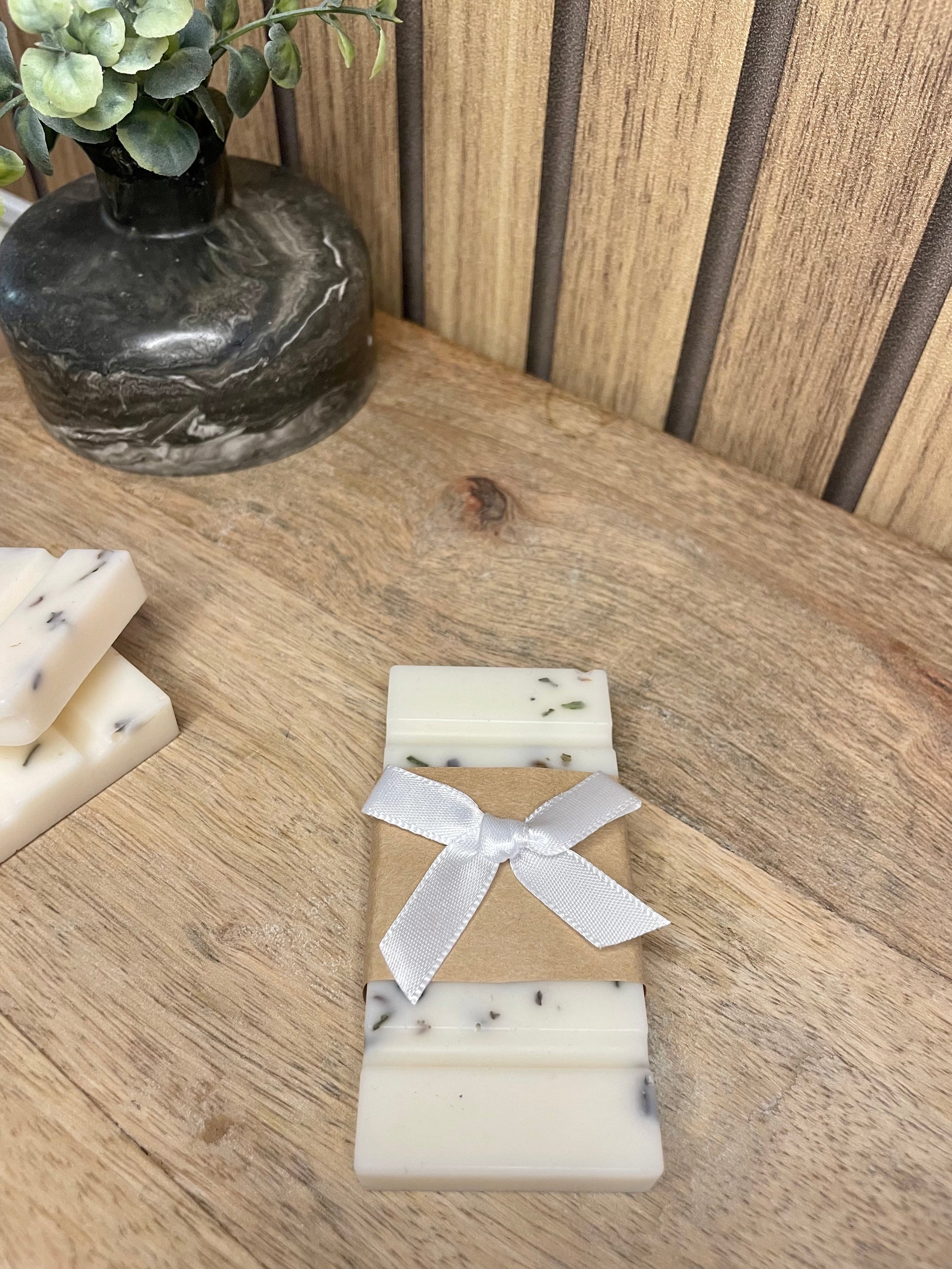 Fondant parfumé. Fleurs séchées et lavandes. Brûle parfum. Cadeaux invités. Plaisir d’offrir. Cérémonies, événements, mariage, baptême, anniversaire. Parfum d’intérieur. Expérience olfactive. Parfumer sa maison. Senteur. Wedding planner. Organisateur d’événements. Fait main. Produits français. Cire naturelle.