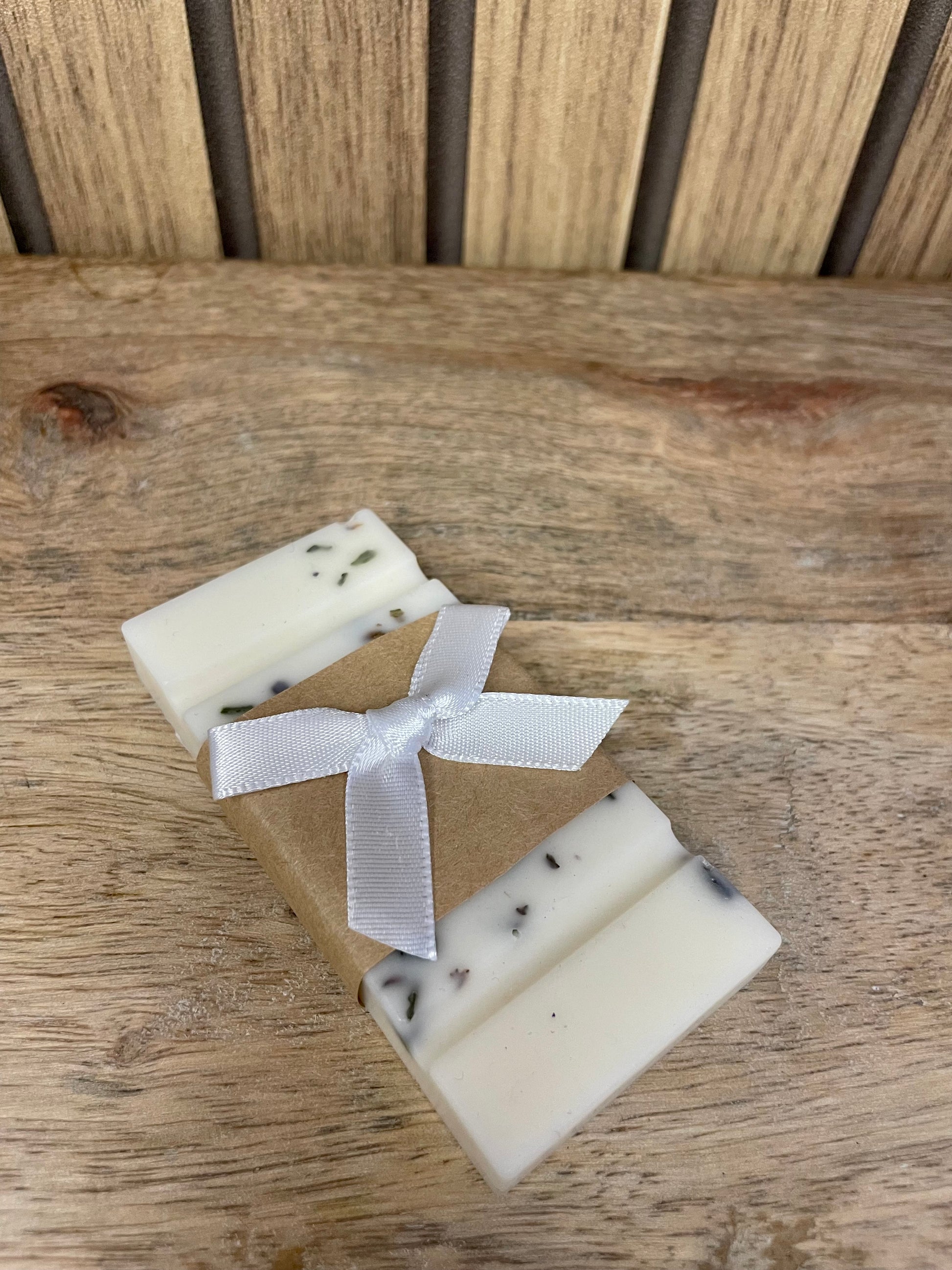 Fondant parfumé. Fleurs séchées et lavandes. Brûle parfum. Cadeaux invités. Plaisir d’offrir. Cérémonies, événements, mariage, baptême, anniversaire. Parfum d’intérieur. Expérience olfactive. Parfumer sa maison. Senteur. Wedding planner. Organisateur d’événements. Fait main. Produits français. Cire naturelle.